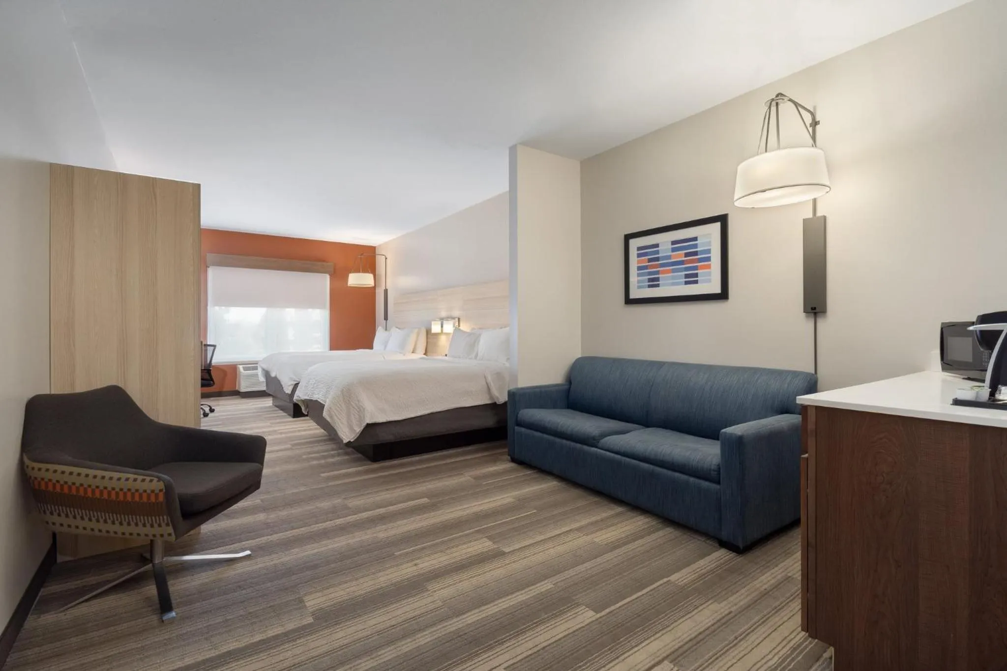 Photo of the whole room, Bed in Holiday Inn Express Hotel & Suites Saginaw by IHG