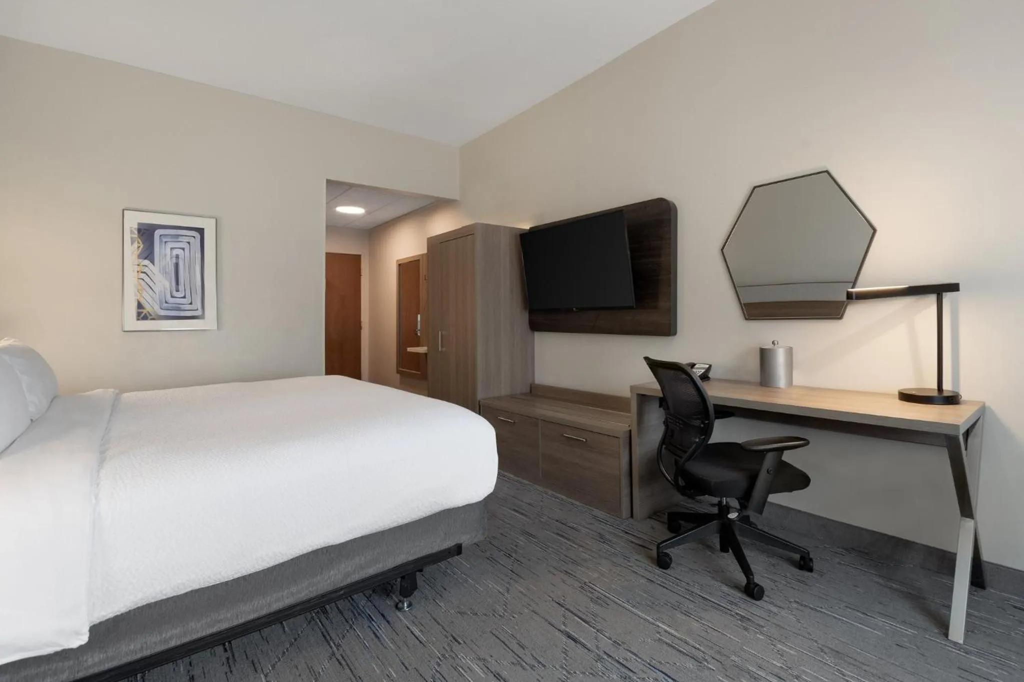 Photo of the whole room, Bed in Holiday Inn Express Hotel & Suites Saginaw by IHG
