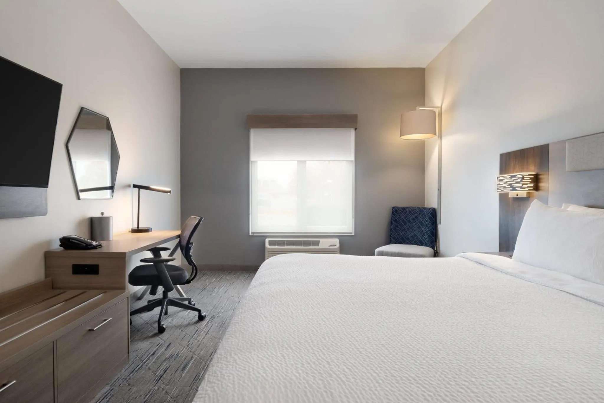 Photo of the whole room, Bed in Holiday Inn Express Hotel & Suites Saginaw by IHG