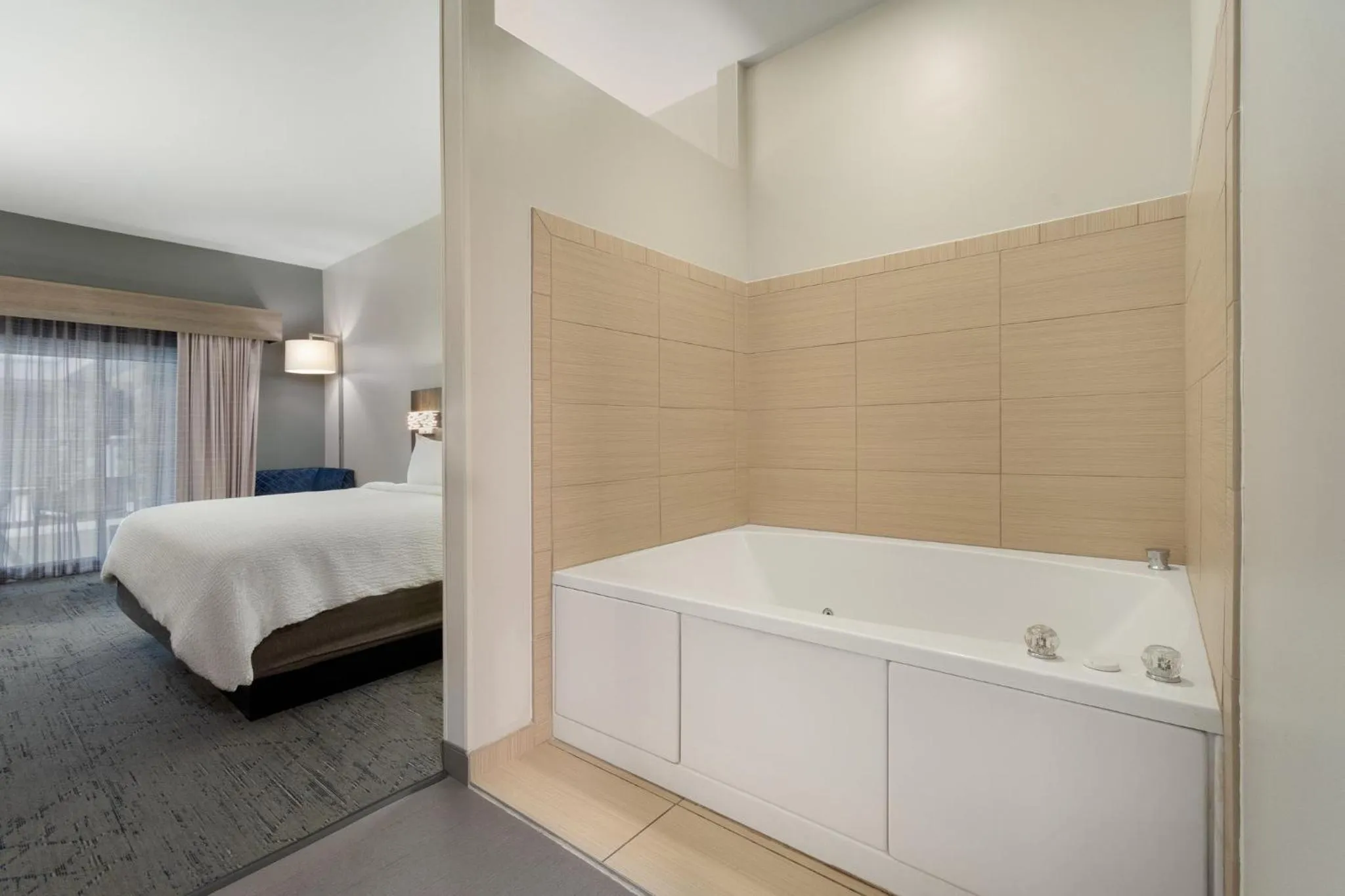 Photo of the whole room, Bed in Holiday Inn Express Hotel & Suites Saginaw by IHG