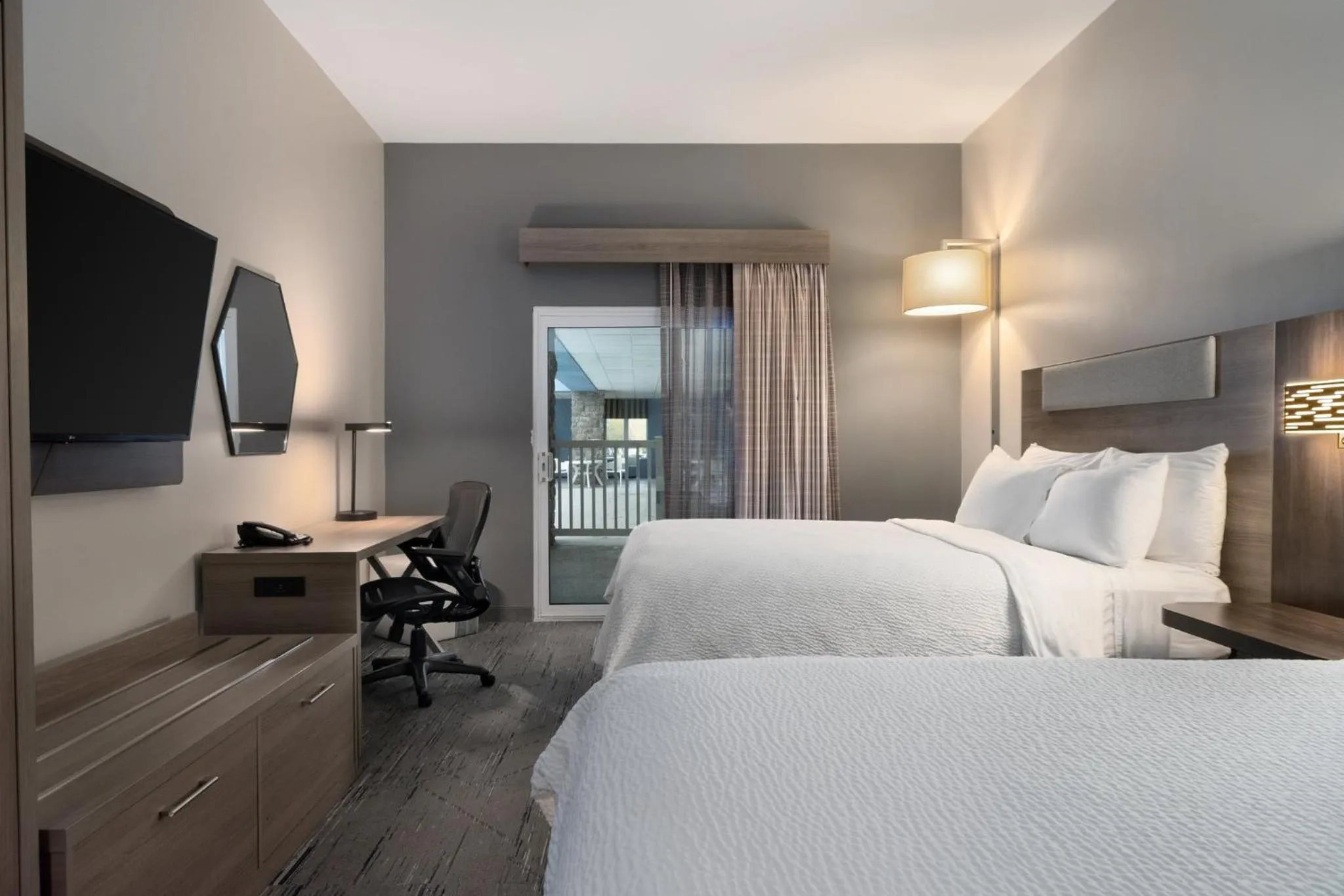 Photo of the whole room, Bed in Holiday Inn Express Hotel & Suites Saginaw by IHG