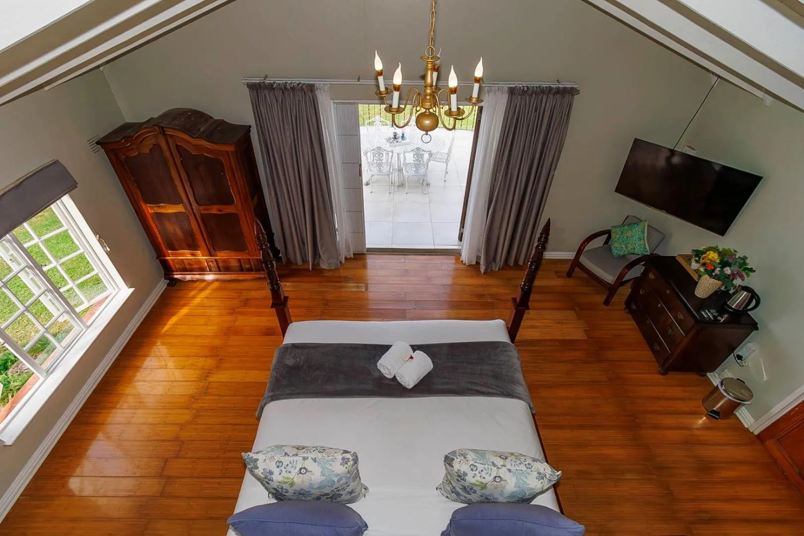 Photo of the whole room, Bed in Churchill House