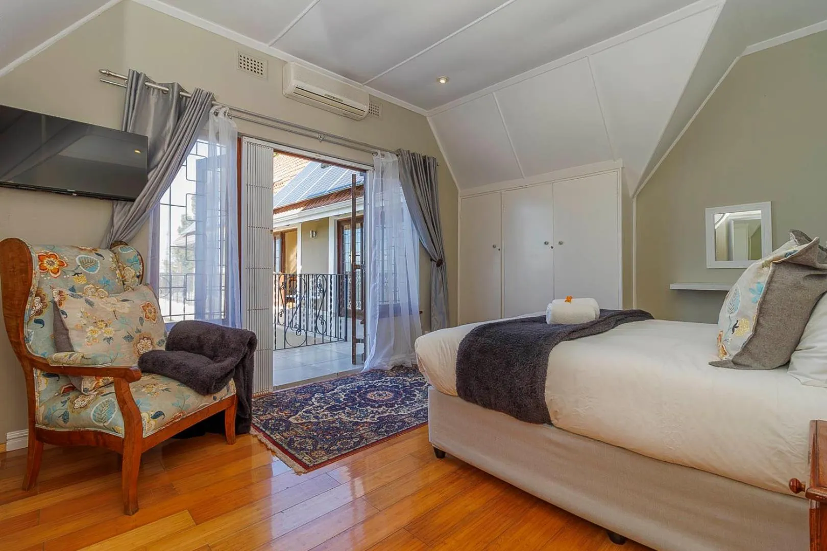 Photo of the whole room, Bed in Churchill House