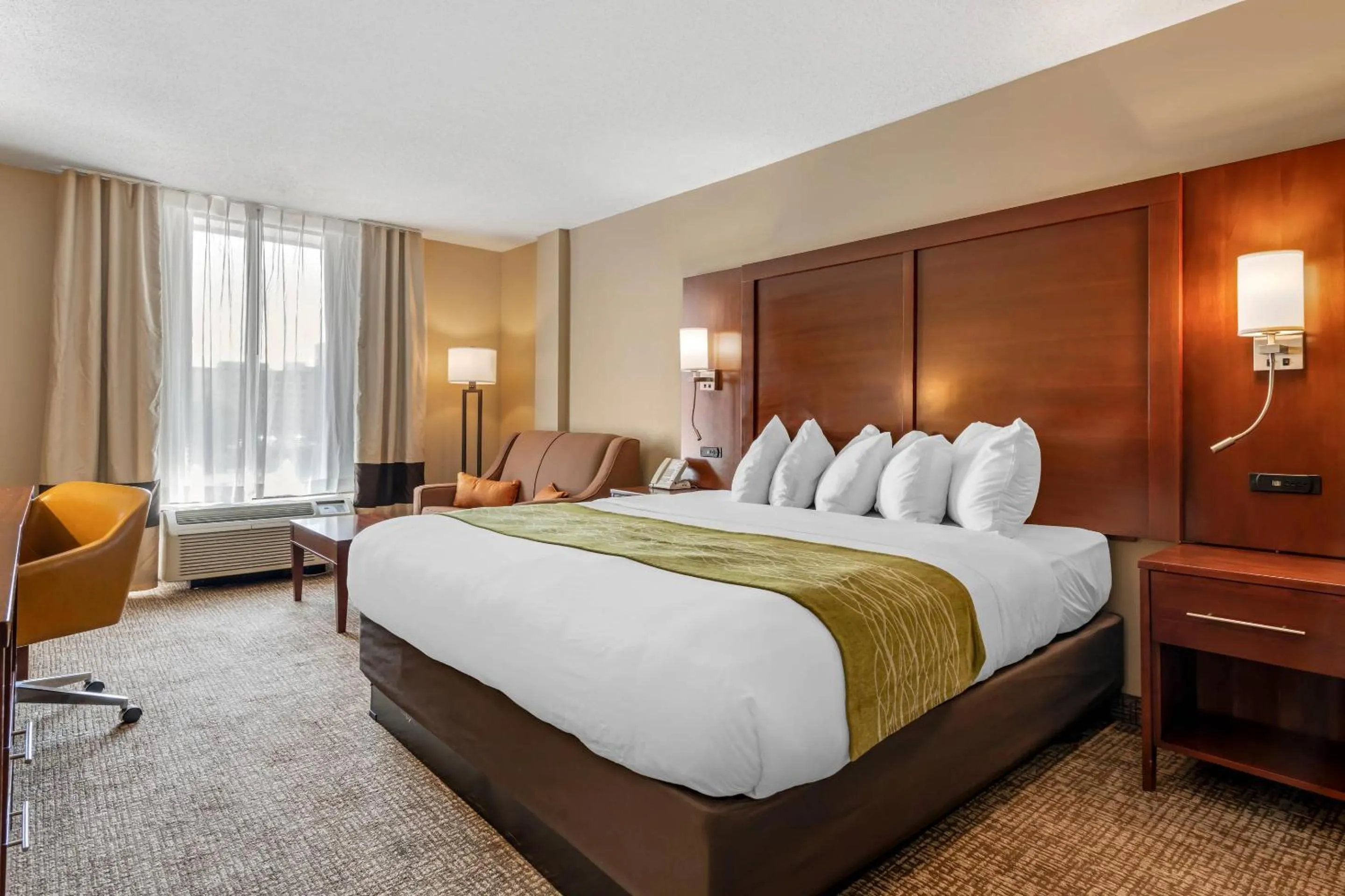 Bedroom, Bed in Comfort Inn MSP Airport - Mall of America