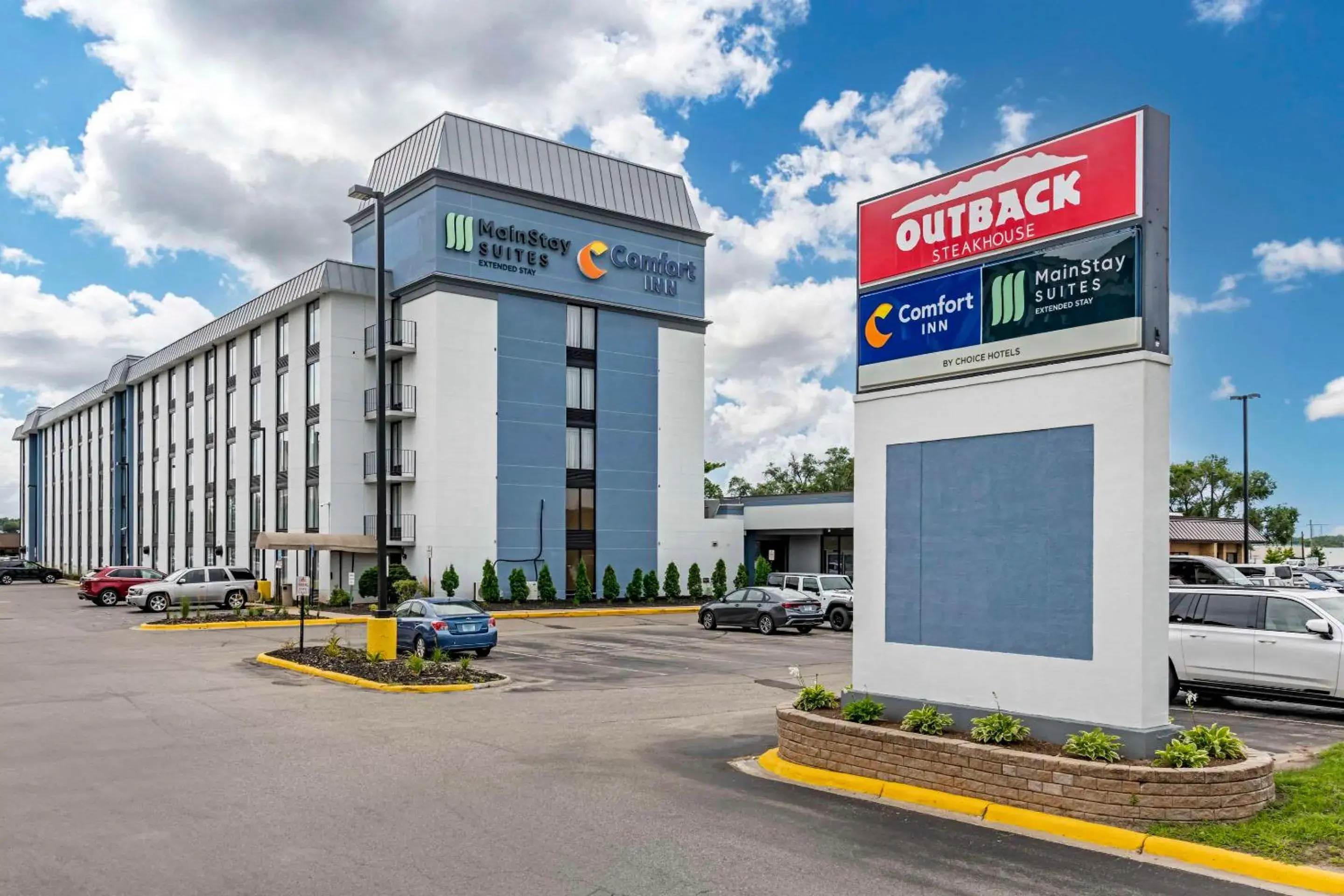 Property building in Comfort Inn MSP Airport - Mall of America Property building in Comfort Inn MSP Airport - Mall of America