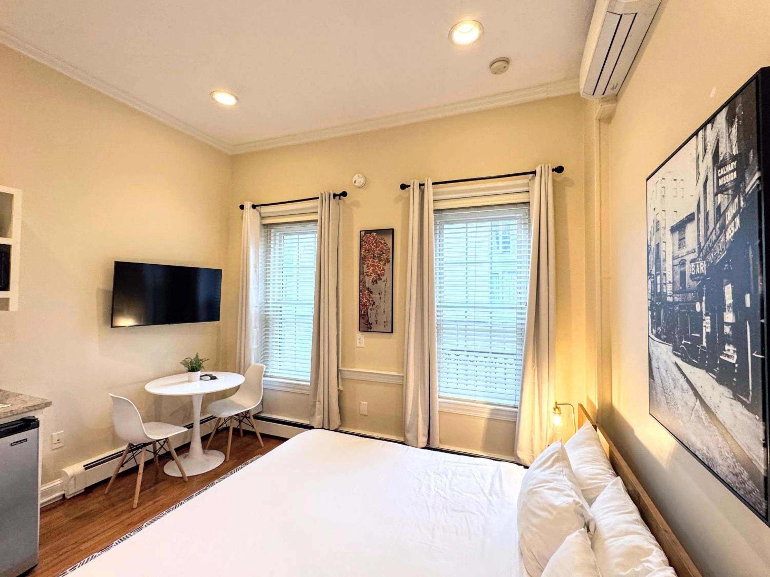 Photo of the whole room, Bed in Copley House