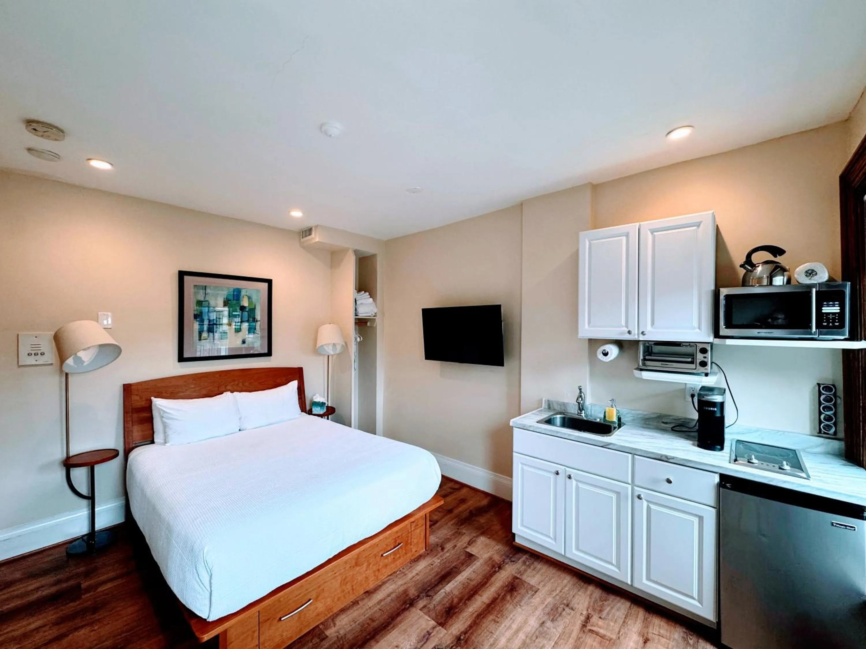 Photo of the whole room, Bed in Copley House