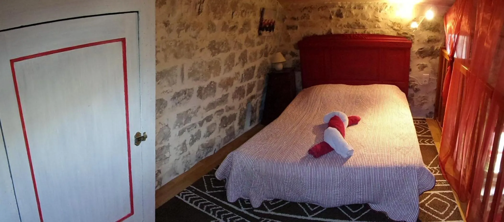 Bedroom, Bed in Gîte le MAGNAN, 50 m2, charme, nature, terrasse, piscine chauffée, sud Ardèche