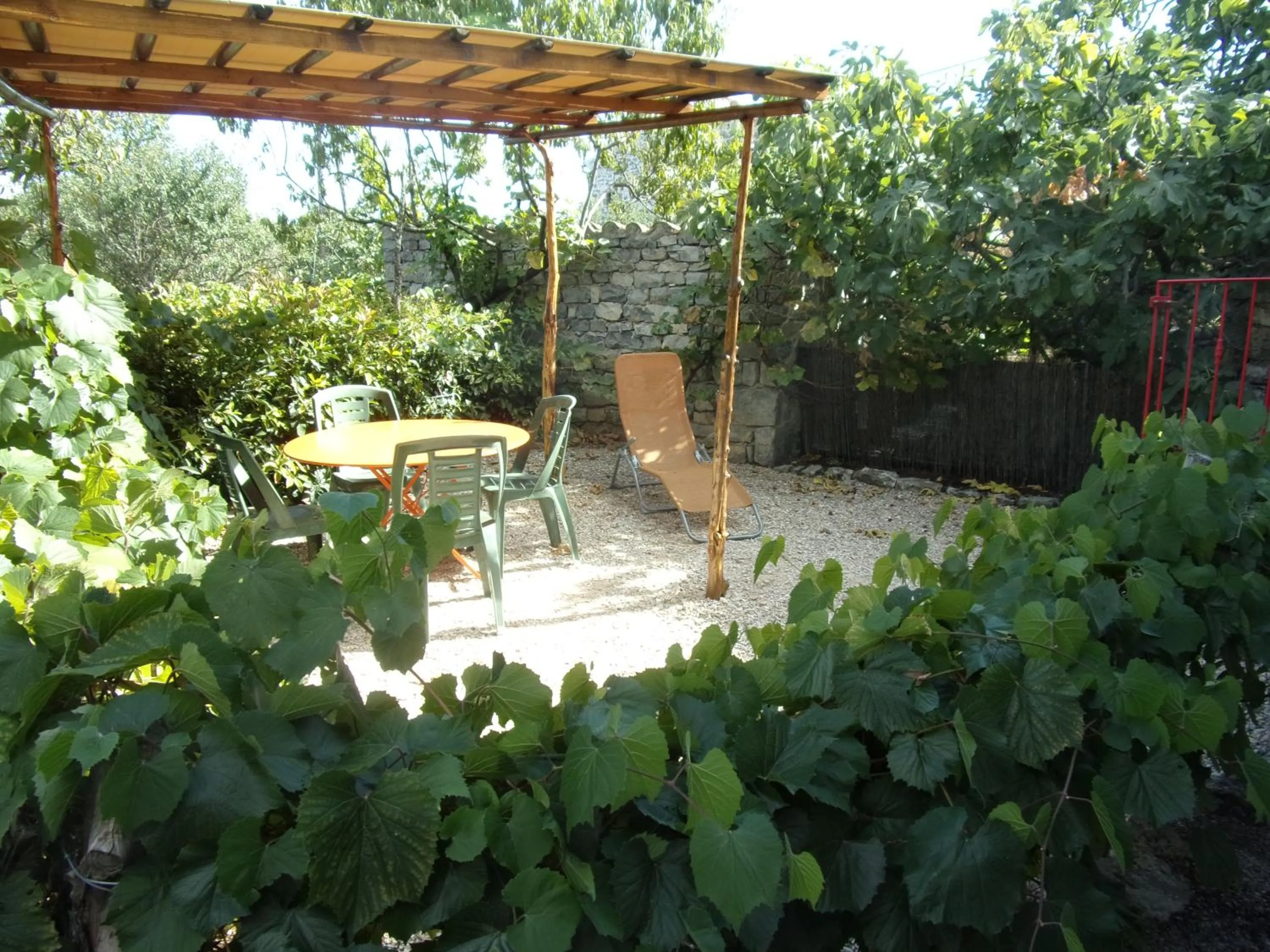 Patio in Gîte le MAGNAN, 50 m2, charme, nature, terrasse, piscine chauffée, sud Ardèche