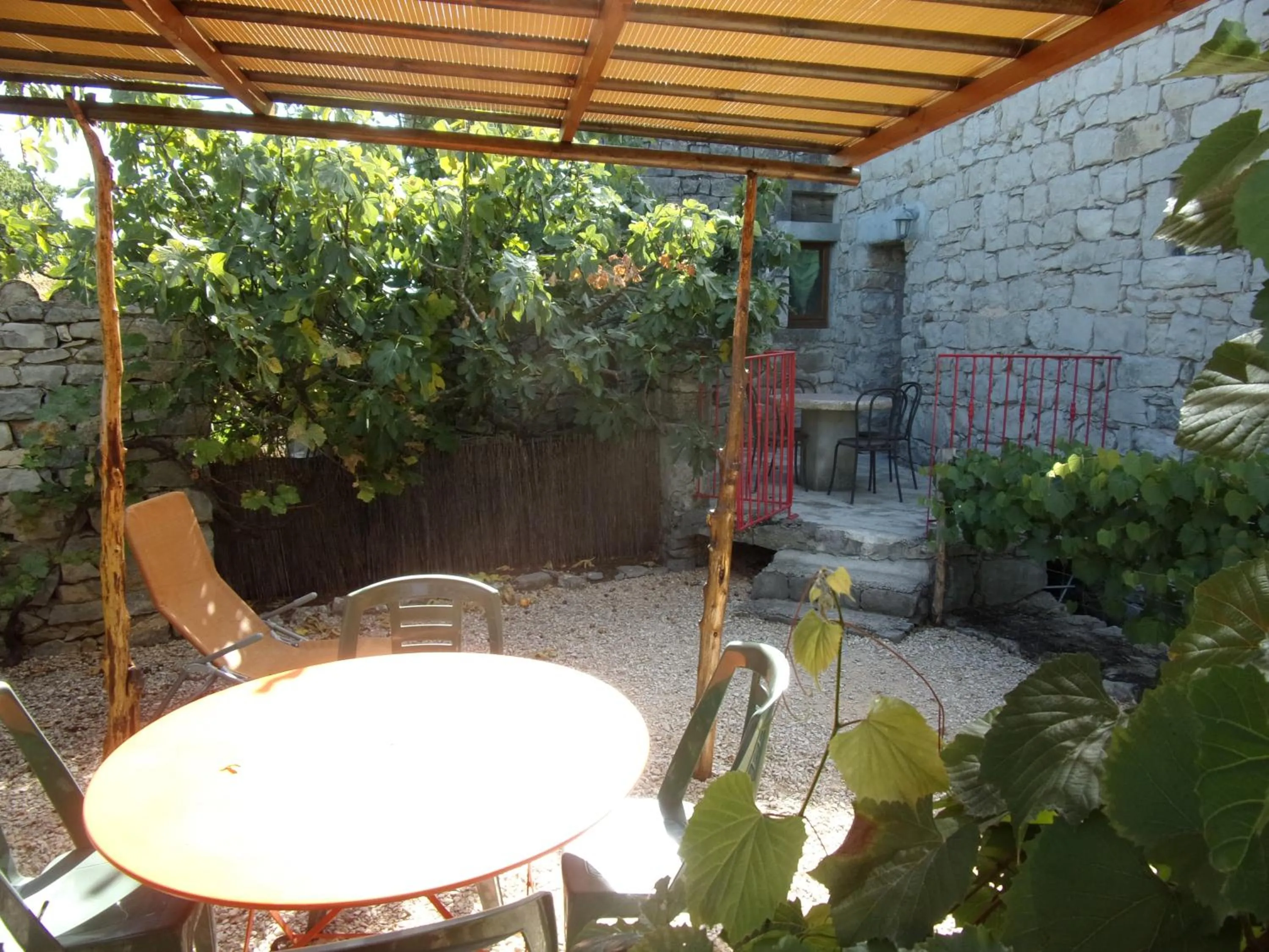 Patio in Gîte le MAGNAN, 50 m2, charme, nature, terrasse, piscine chauffée, sud Ardèche