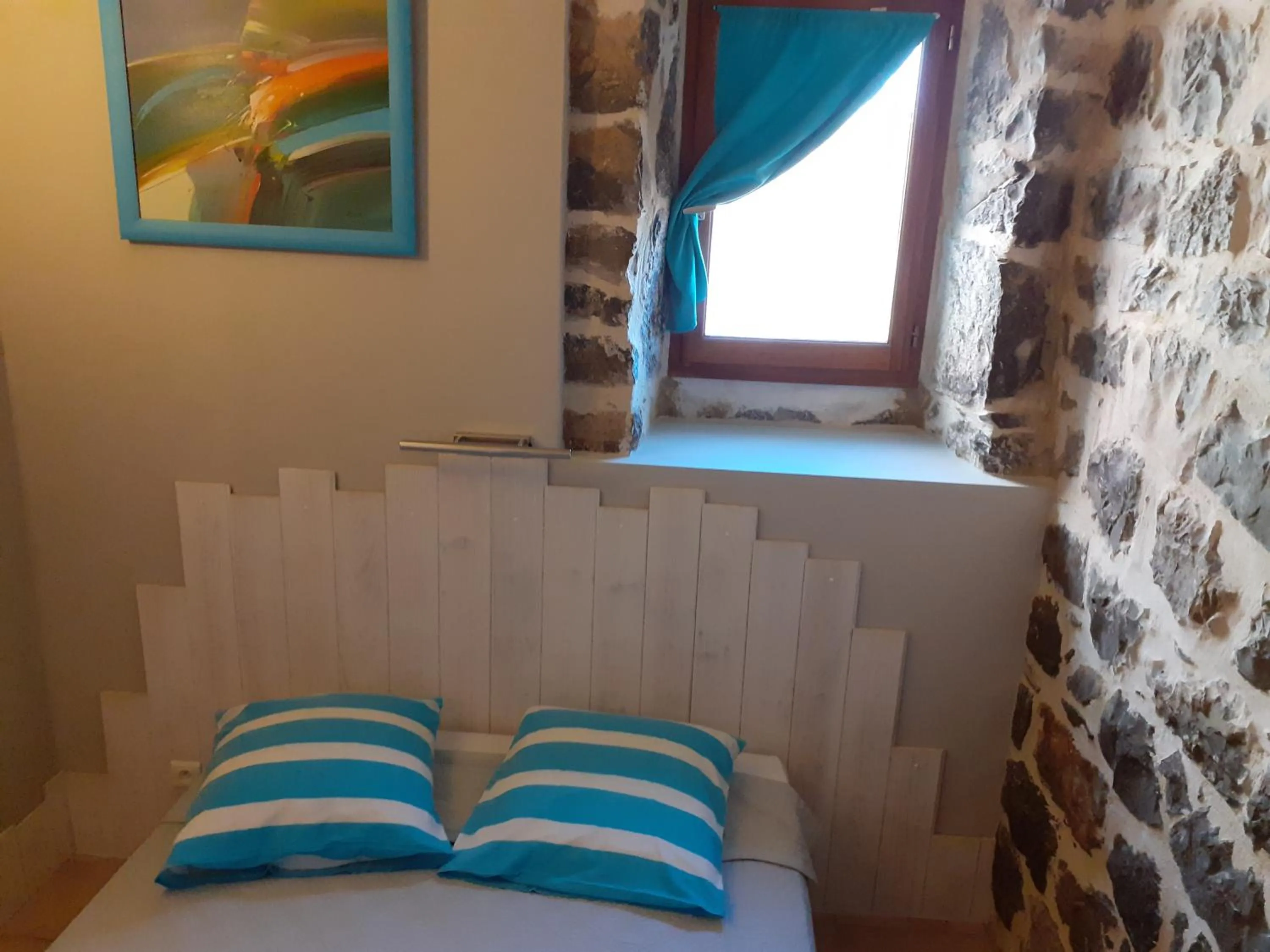 internet, Bed in Gîte le MAGNAN, 50 m2, charme, nature, terrasse, piscine chauffée, sud Ardèche