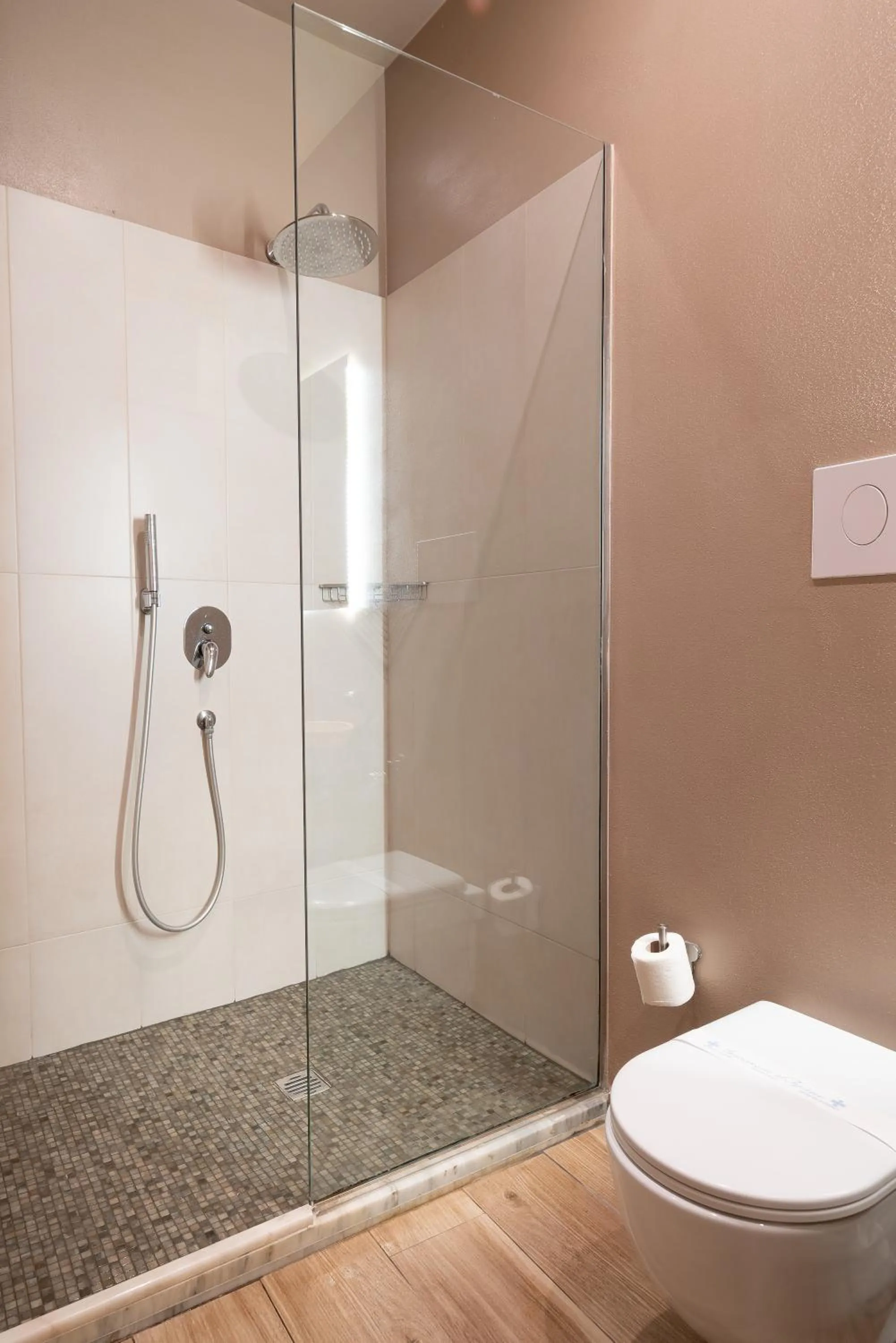 Shower in GOGO` Petit Hotel