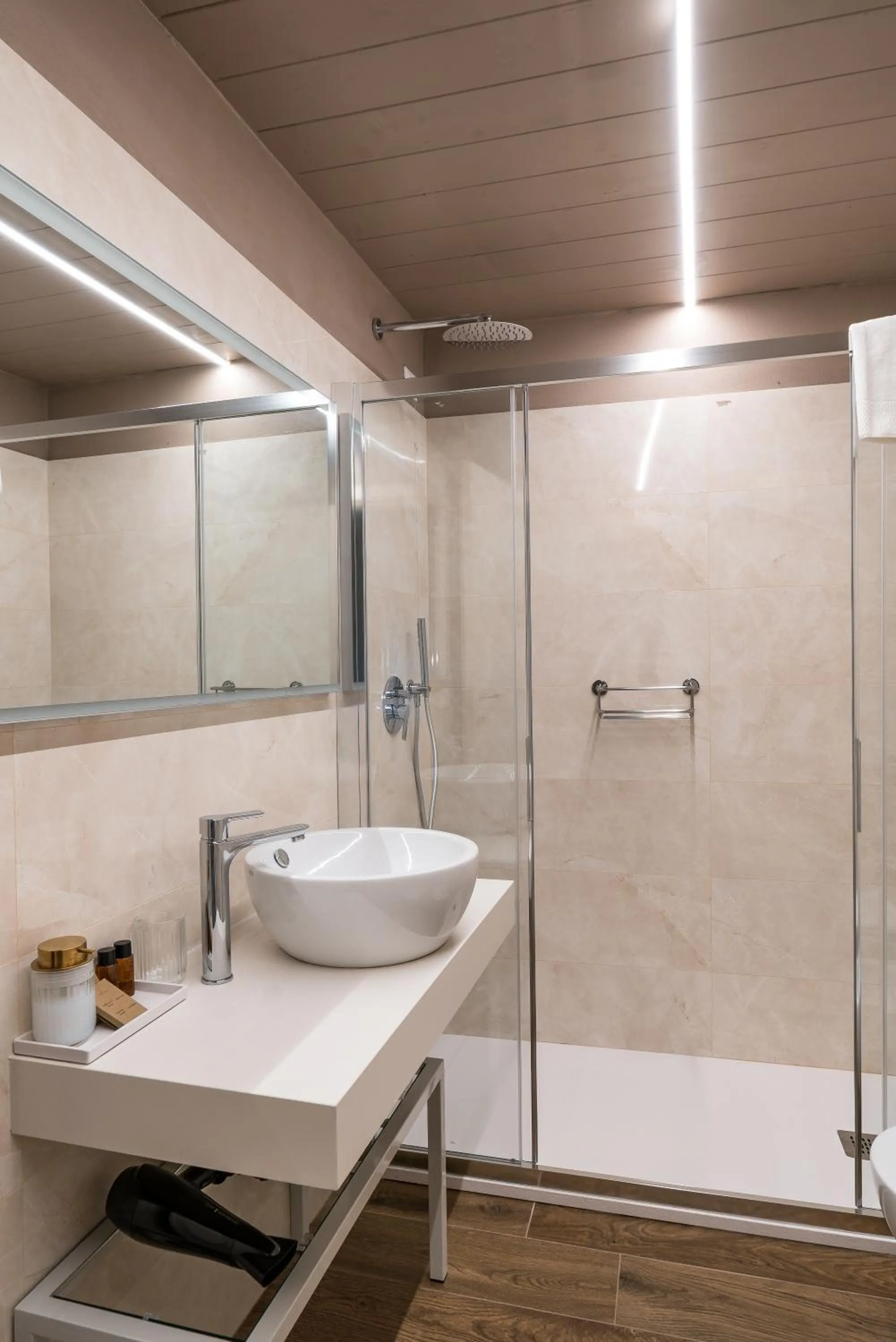 Shower in GOGO` Petit Hotel