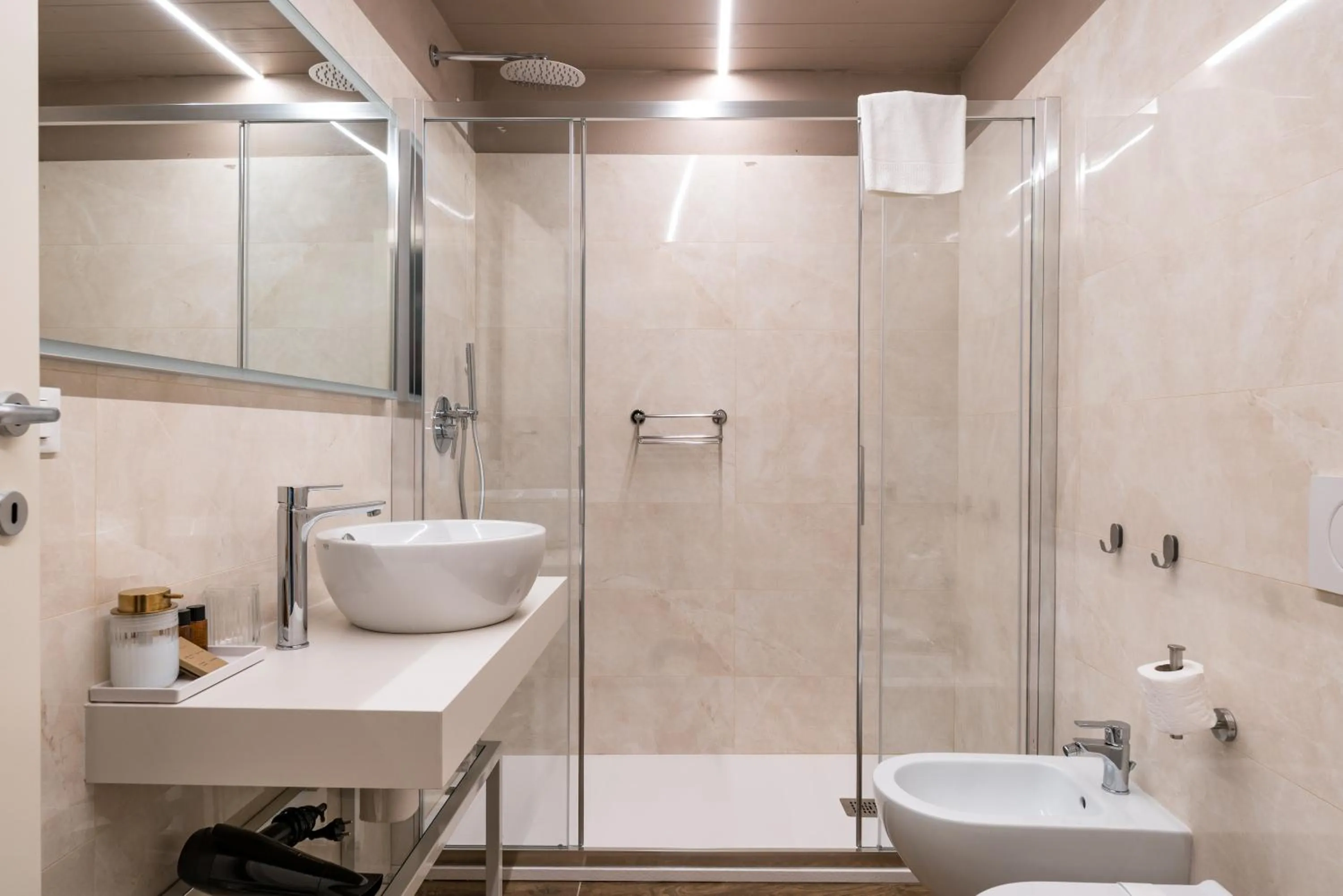 Shower in GOGO` Petit Hotel