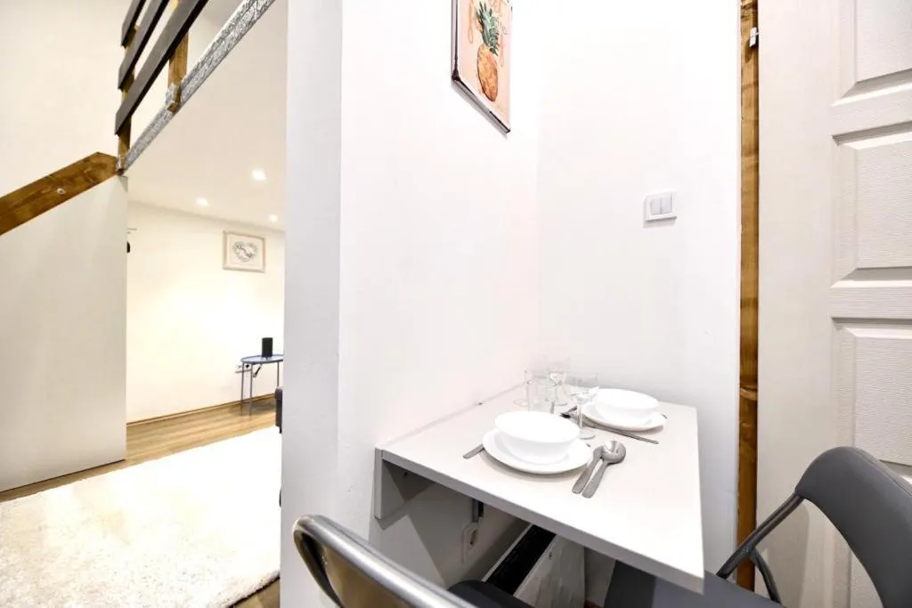 Cute gallery apartment close to the Basilica, Queen