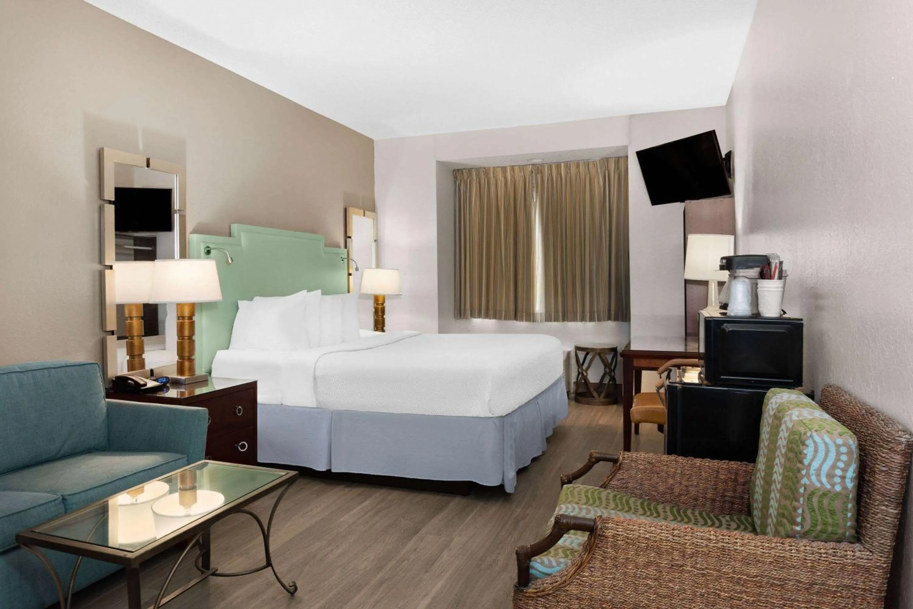 Photo of the whole room, Bed in Baymont by Wyndham Orlando-International Dr-Universal Blvd