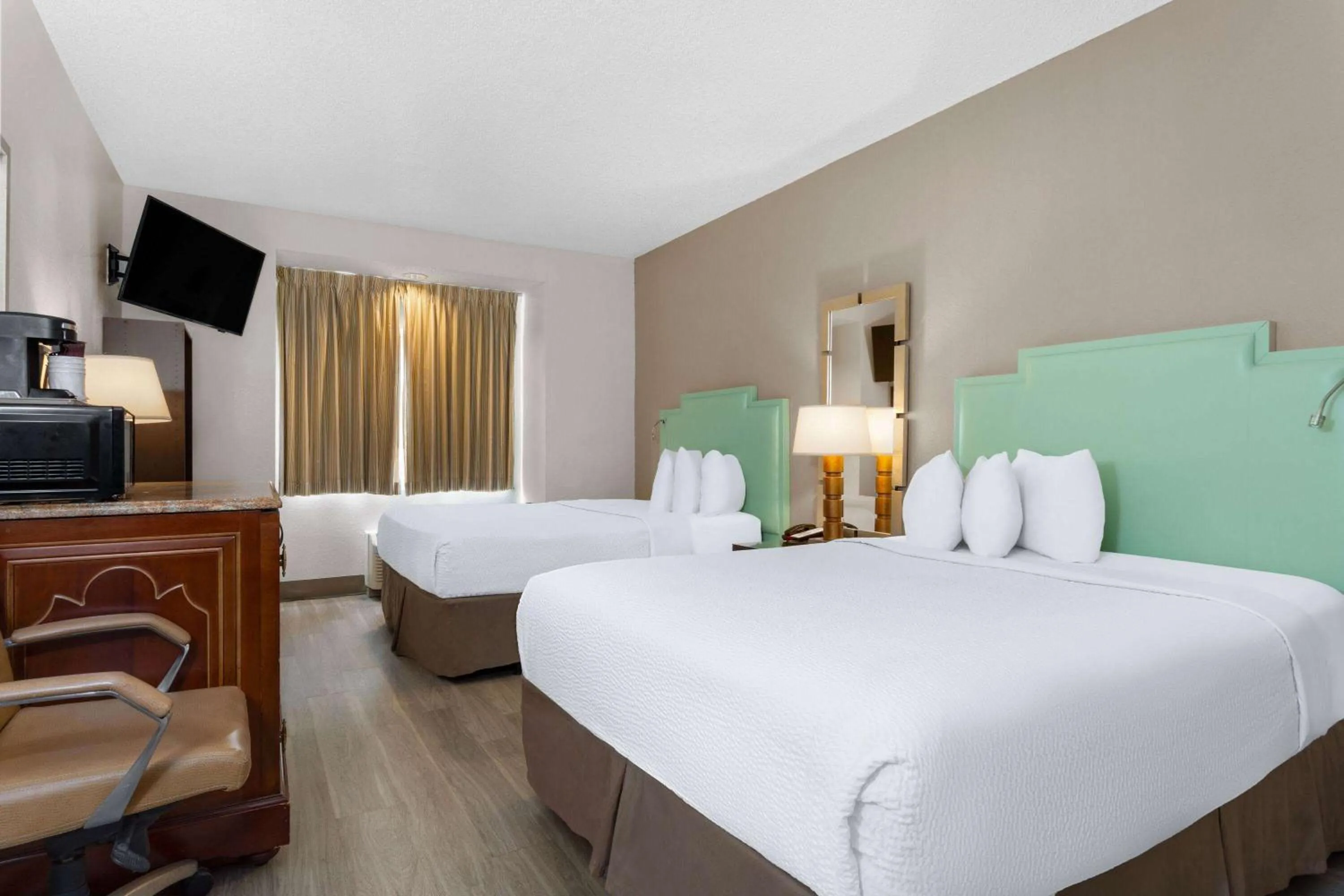Photo of the whole room, Bed in Baymont by Wyndham Orlando-International Dr-Universal Blvd