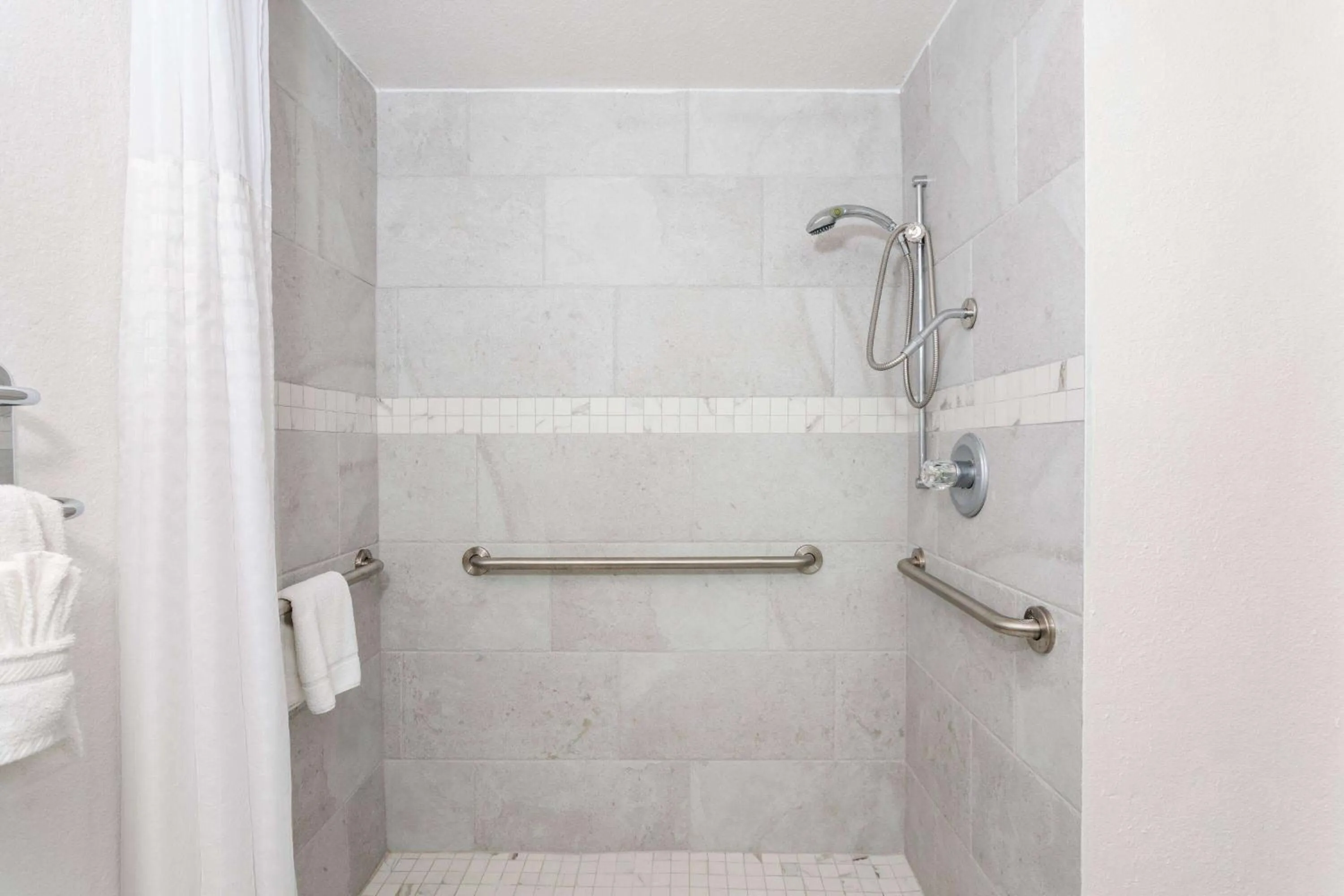 TV and multimedia in Baymont by Wyndham Orlando-International Dr-Universal Blvd