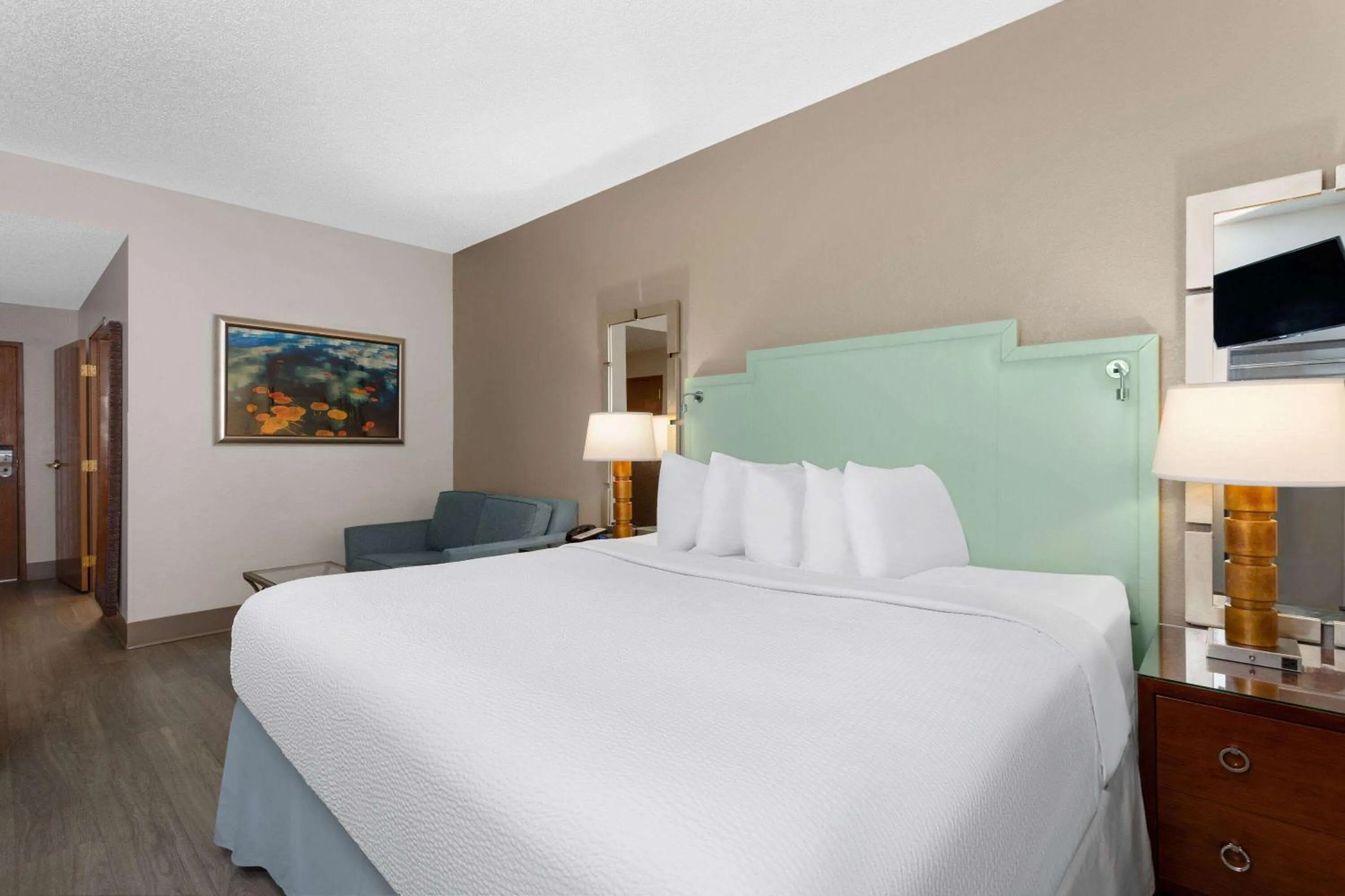 Photo of the whole room, Bed in Baymont by Wyndham Orlando-International Dr-Universal Blvd