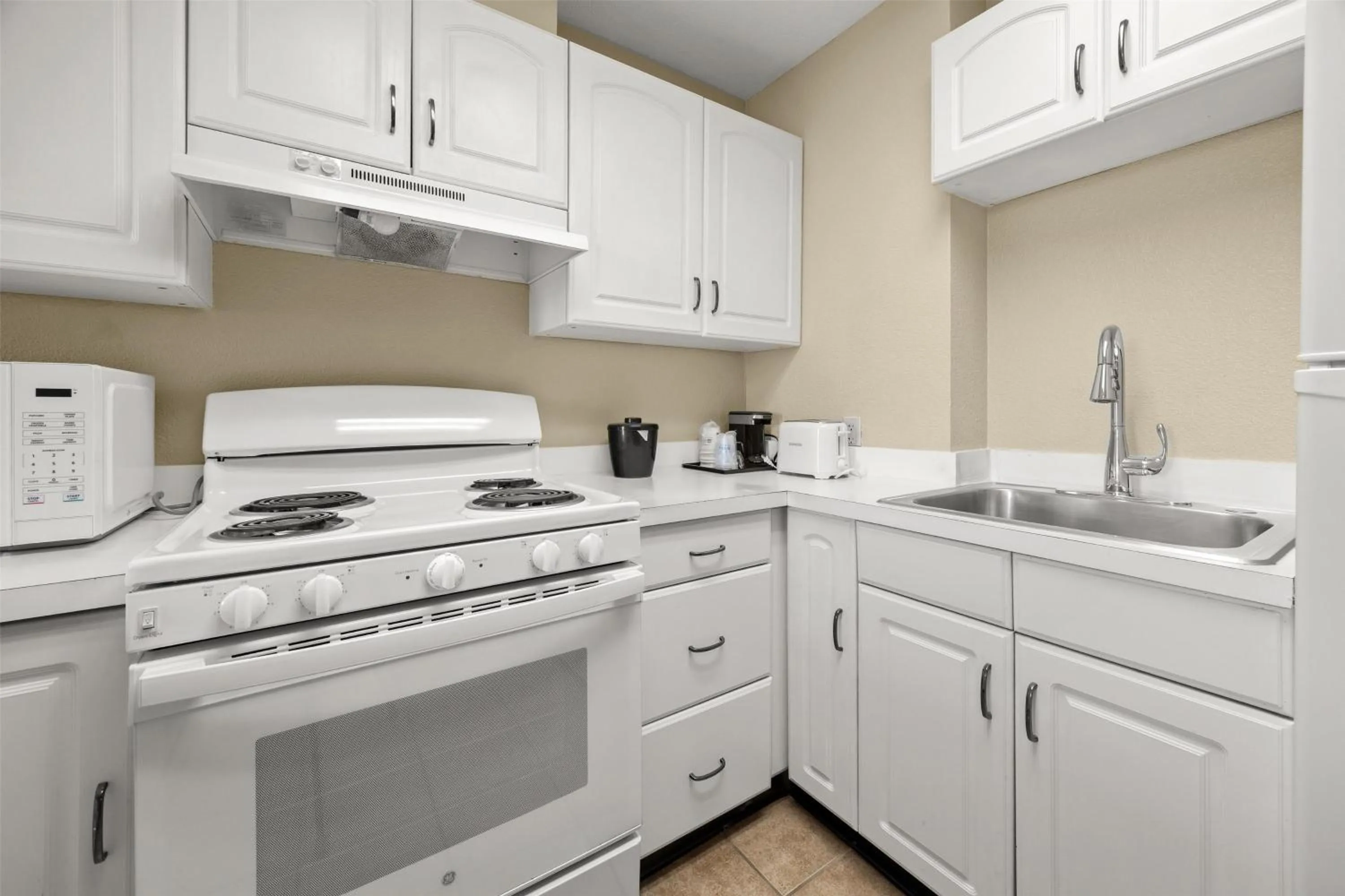 Kitchen or kitchenette in SureStay Plus Hotel by Best Western Rocklin
