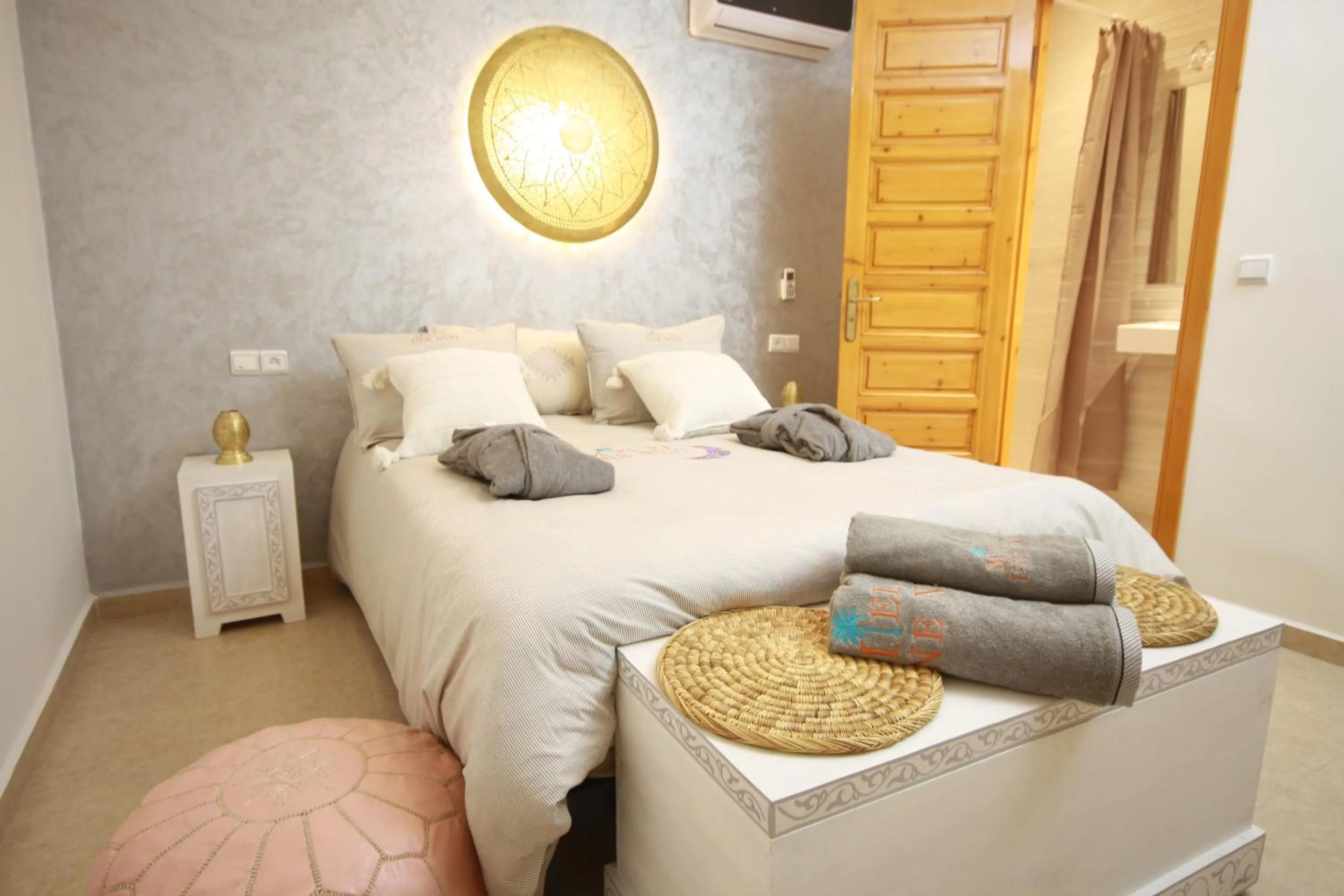 Bathroom, Bed in RIAD Miel & Une Nuit