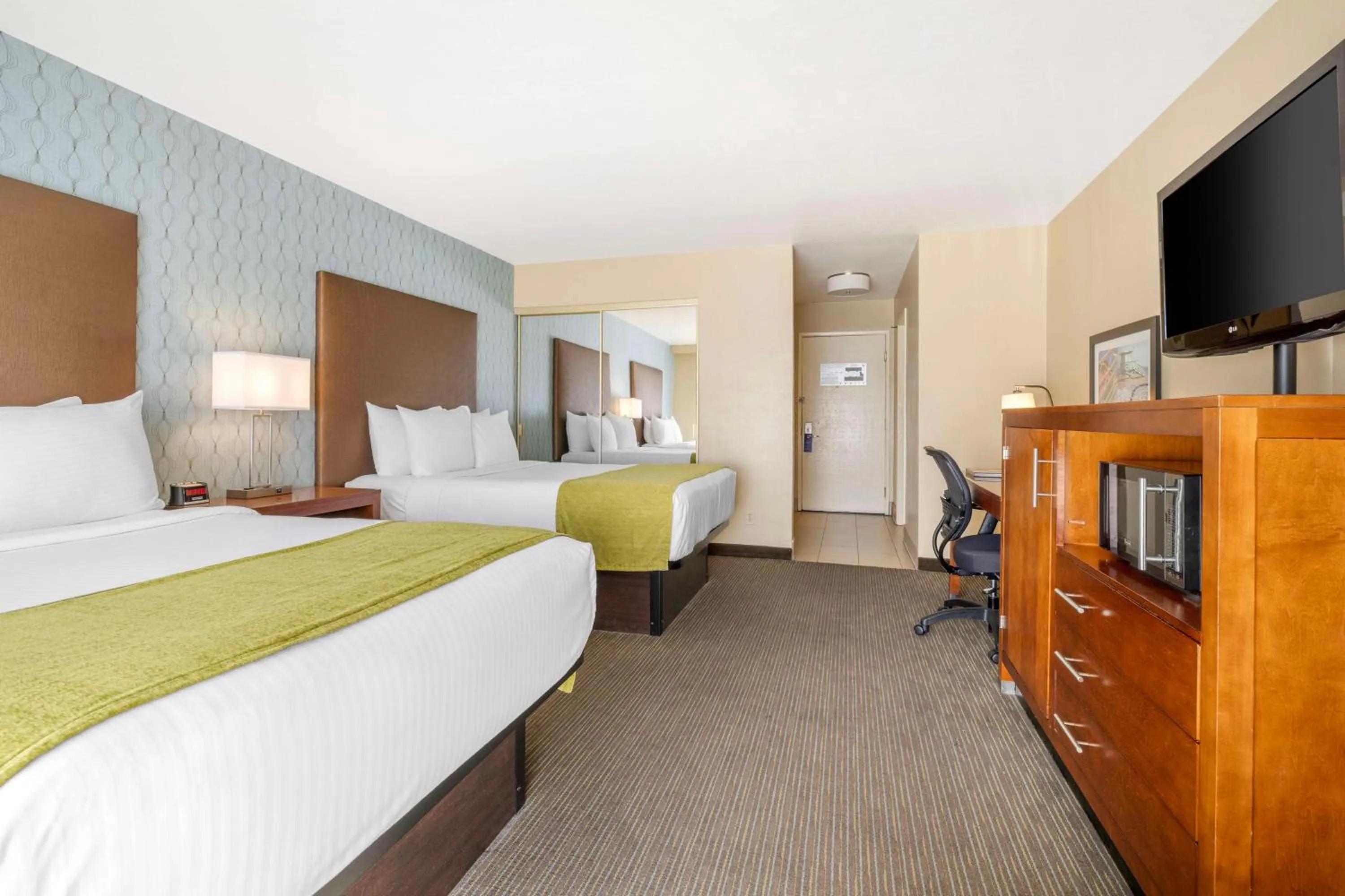 Bedroom, Bed in Best Western Plus Beach View Lodge Carlsbad