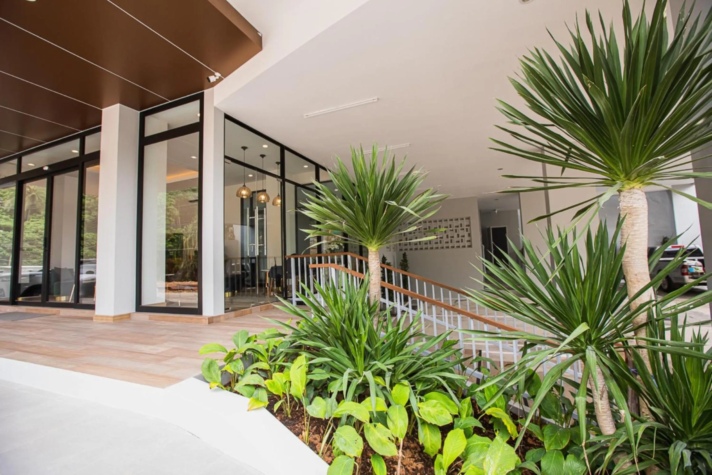 Facade/entrance in Palmetto Condominium
