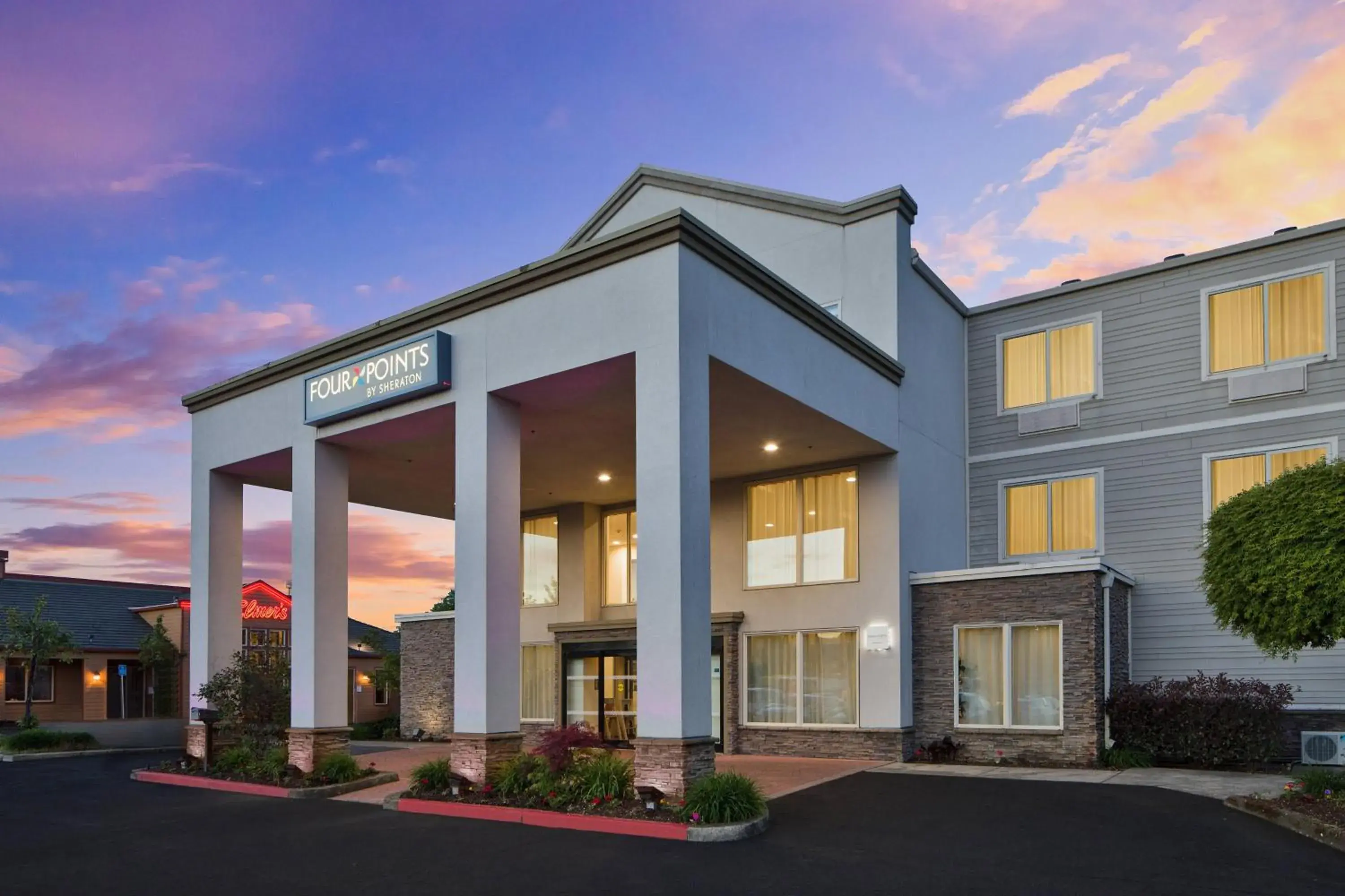 Property building in Four Points by Sheraton Portland East Property building in Four Points by Sheraton Portland East