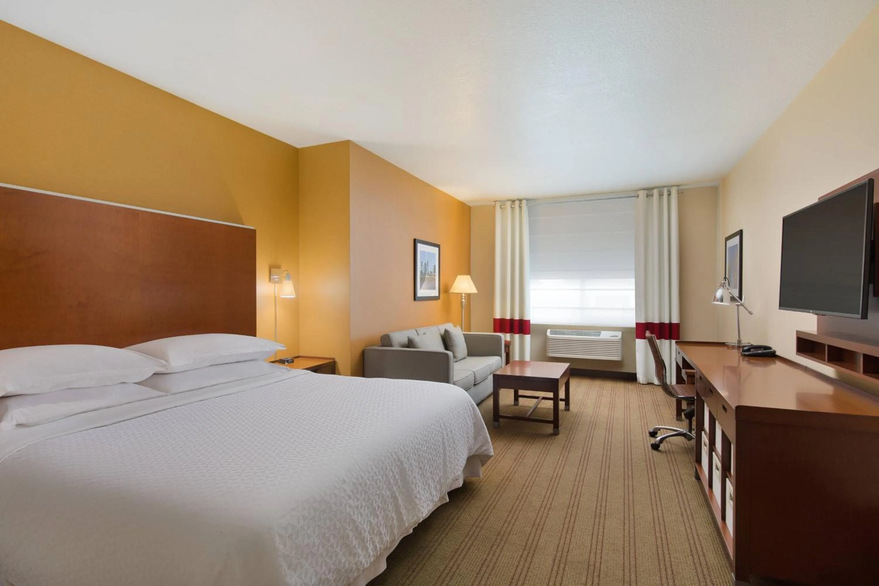 Photo of the whole room, Bed in Four Points by Sheraton Portland East