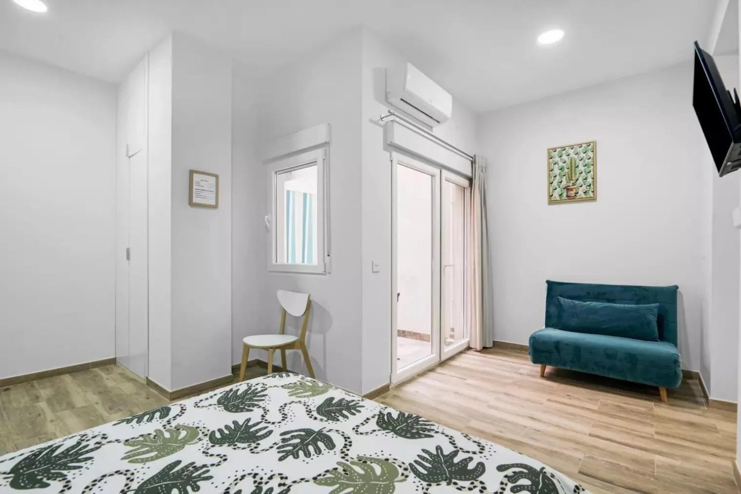 Photo of the whole room, Bed in Umihouse apartamentos centro Alicante