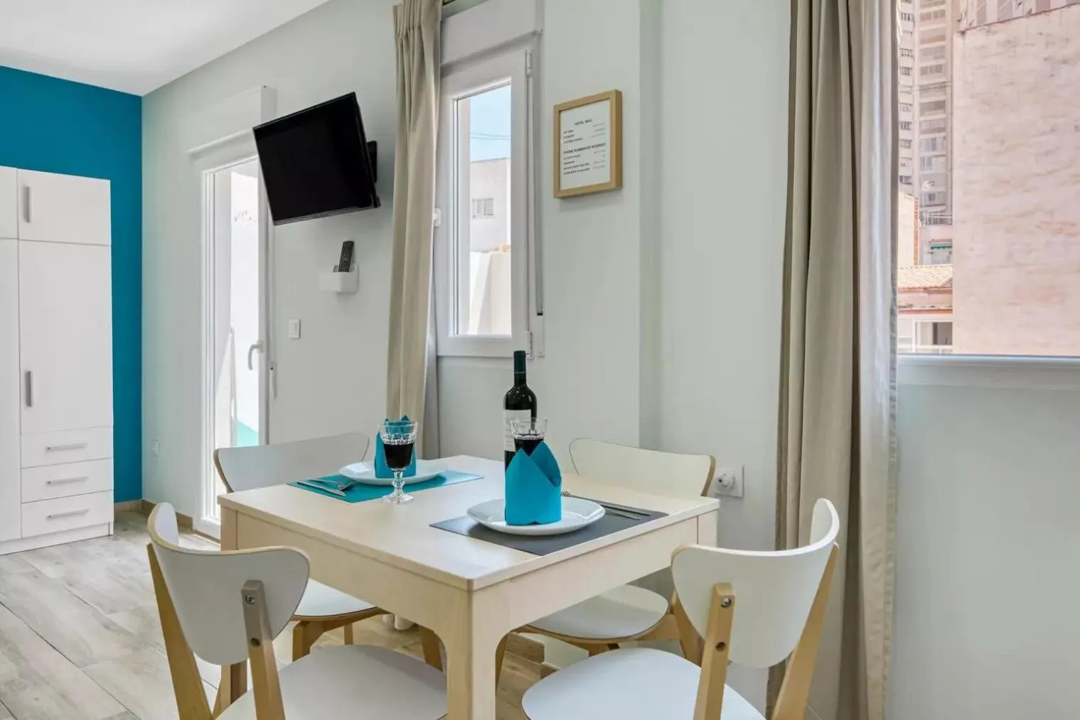 Dining area in Umihouse apartamentos centro Alicante
