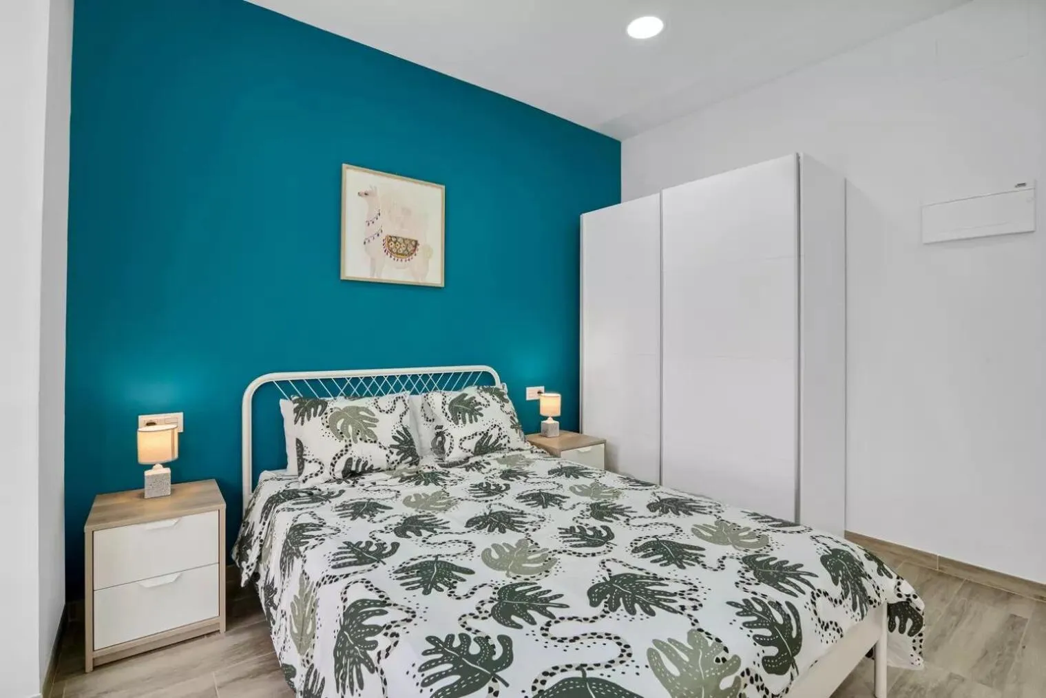 wardrobe, Bed in Umihouse apartamentos centro Alicante