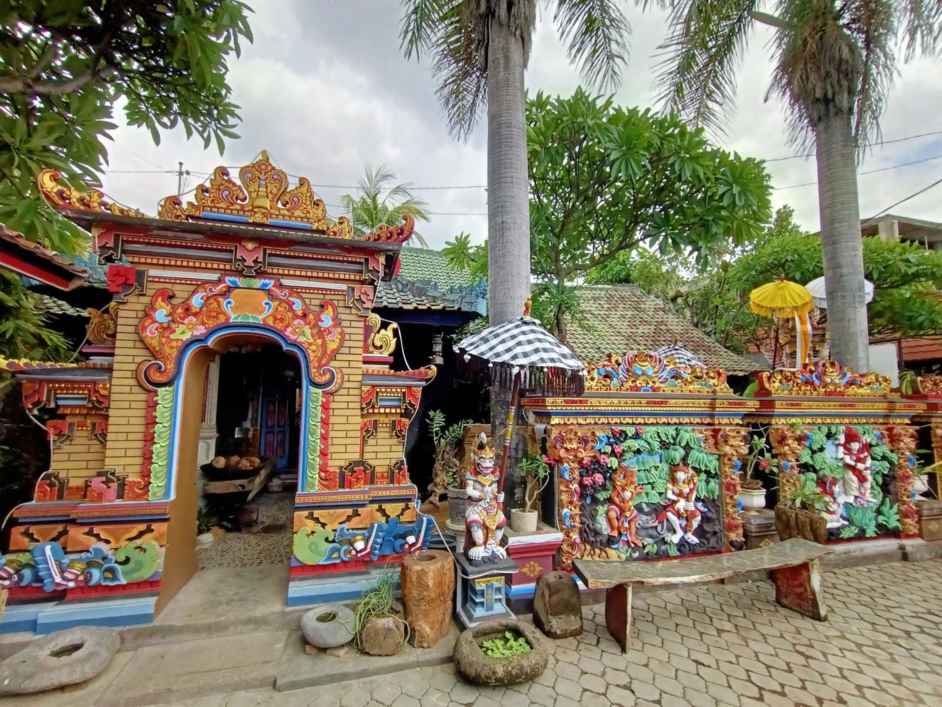 Facade/entrance in Binaria Museum Hotel