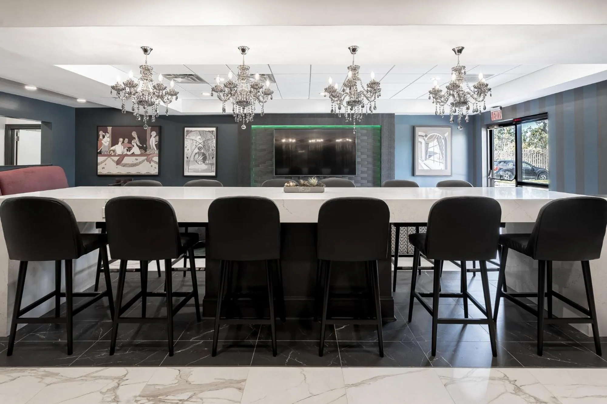 Restaurant/places to eat in Hotel Alice