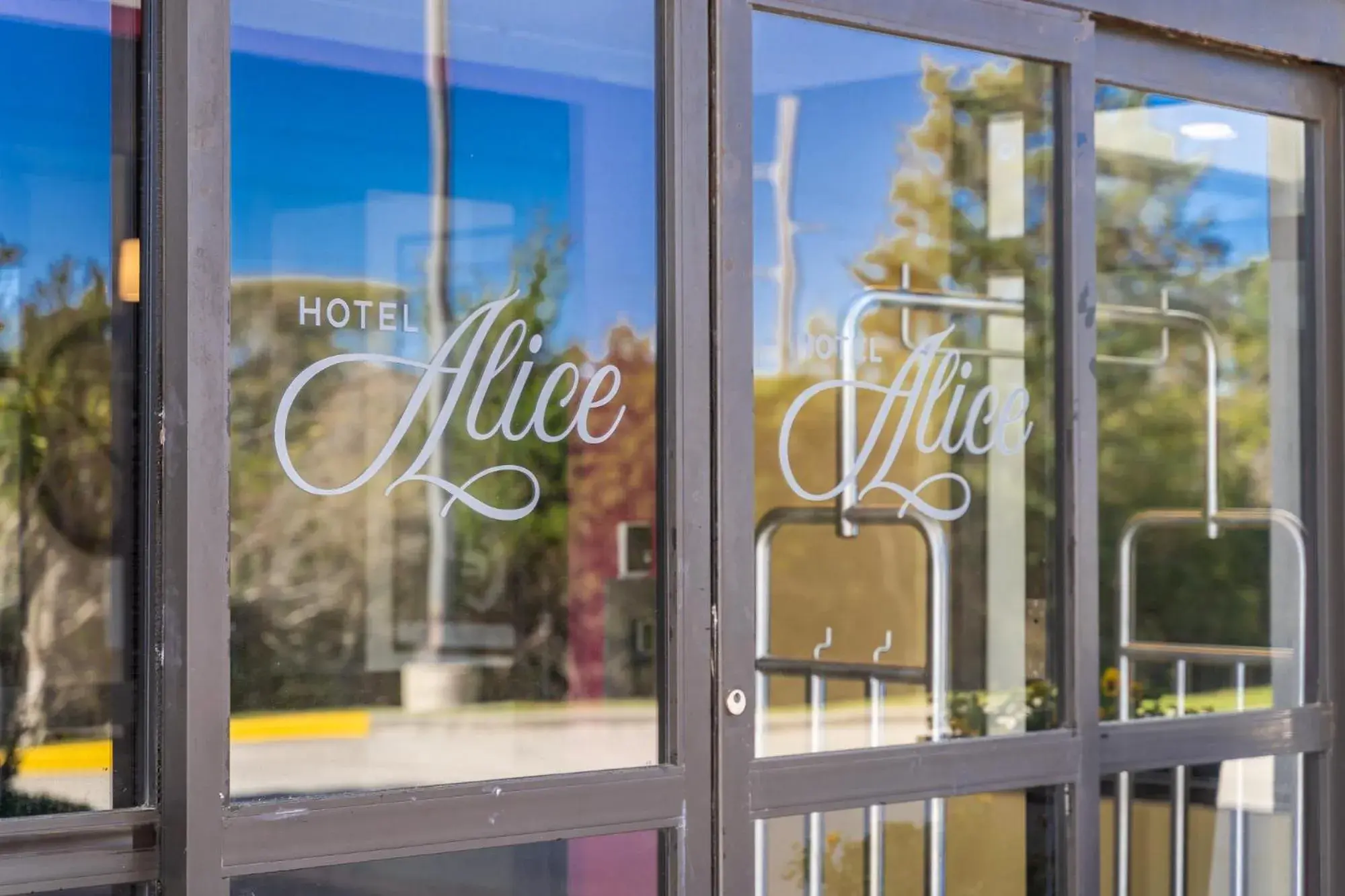 Facade/entrance in Hotel Alice Facade/entrance in Hotel Alice