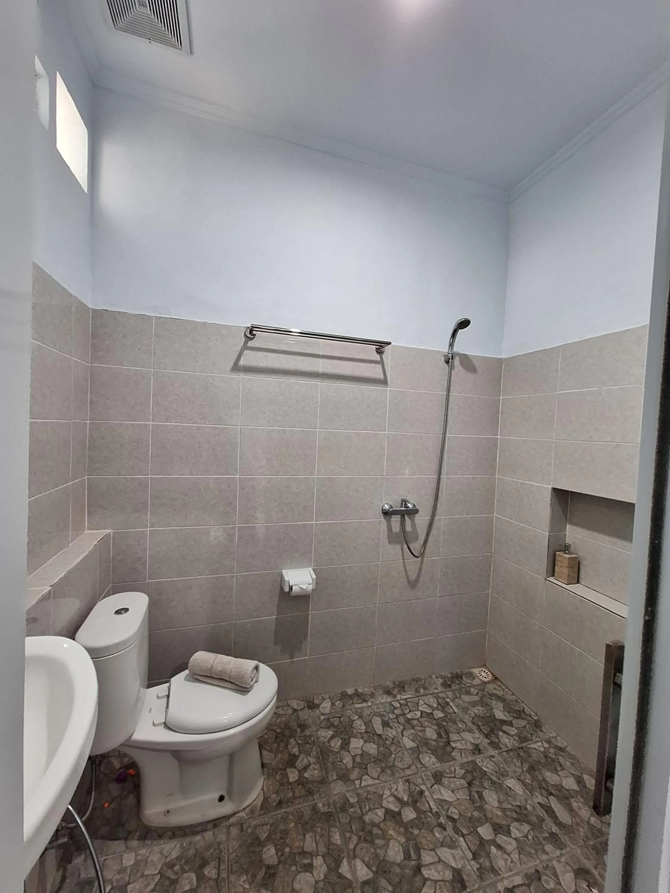 Shower in Bonewood Guesthouse