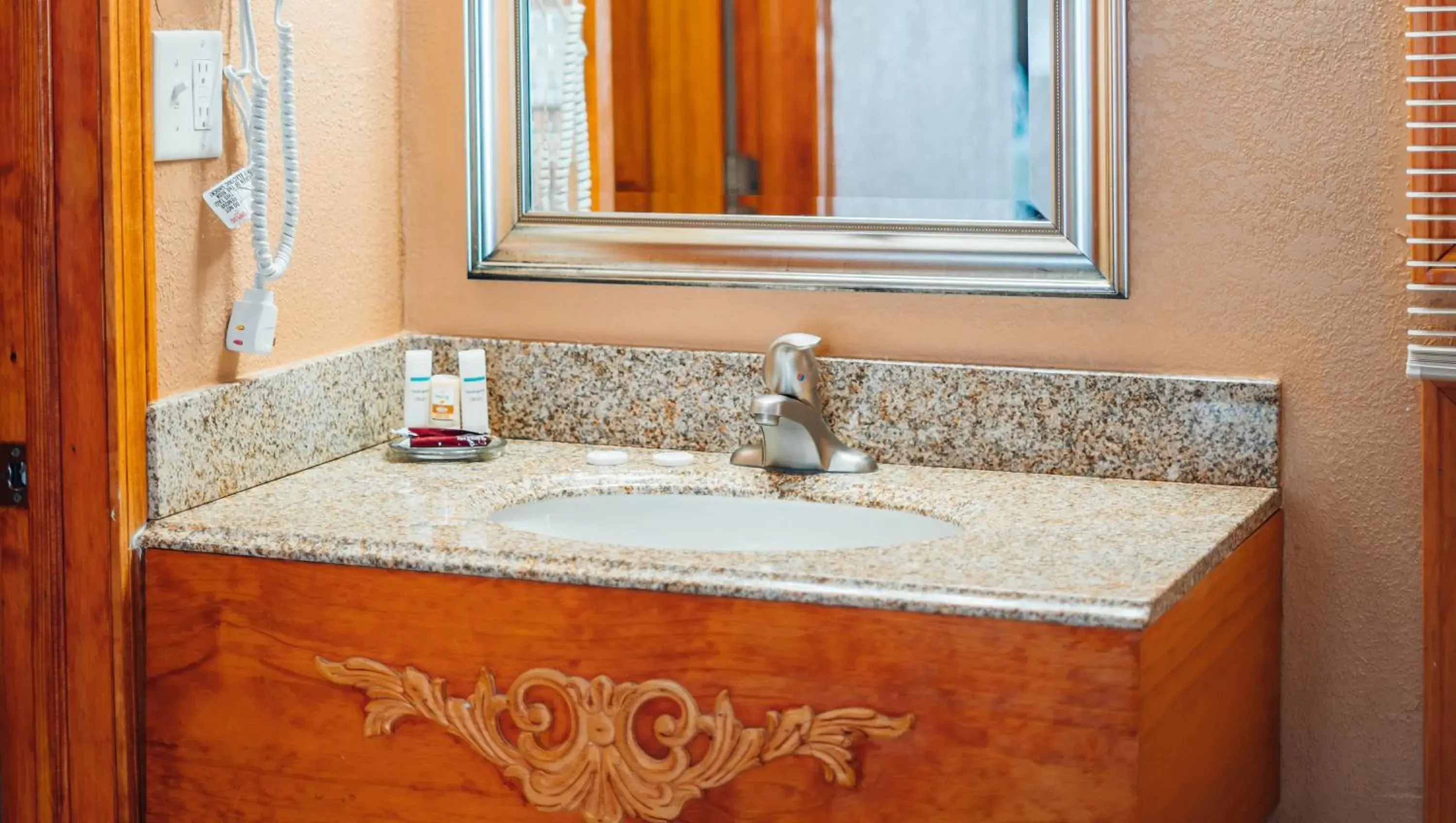 Bathroom in Quiet Corner Inn Bathroom in Quiet Corner Inn