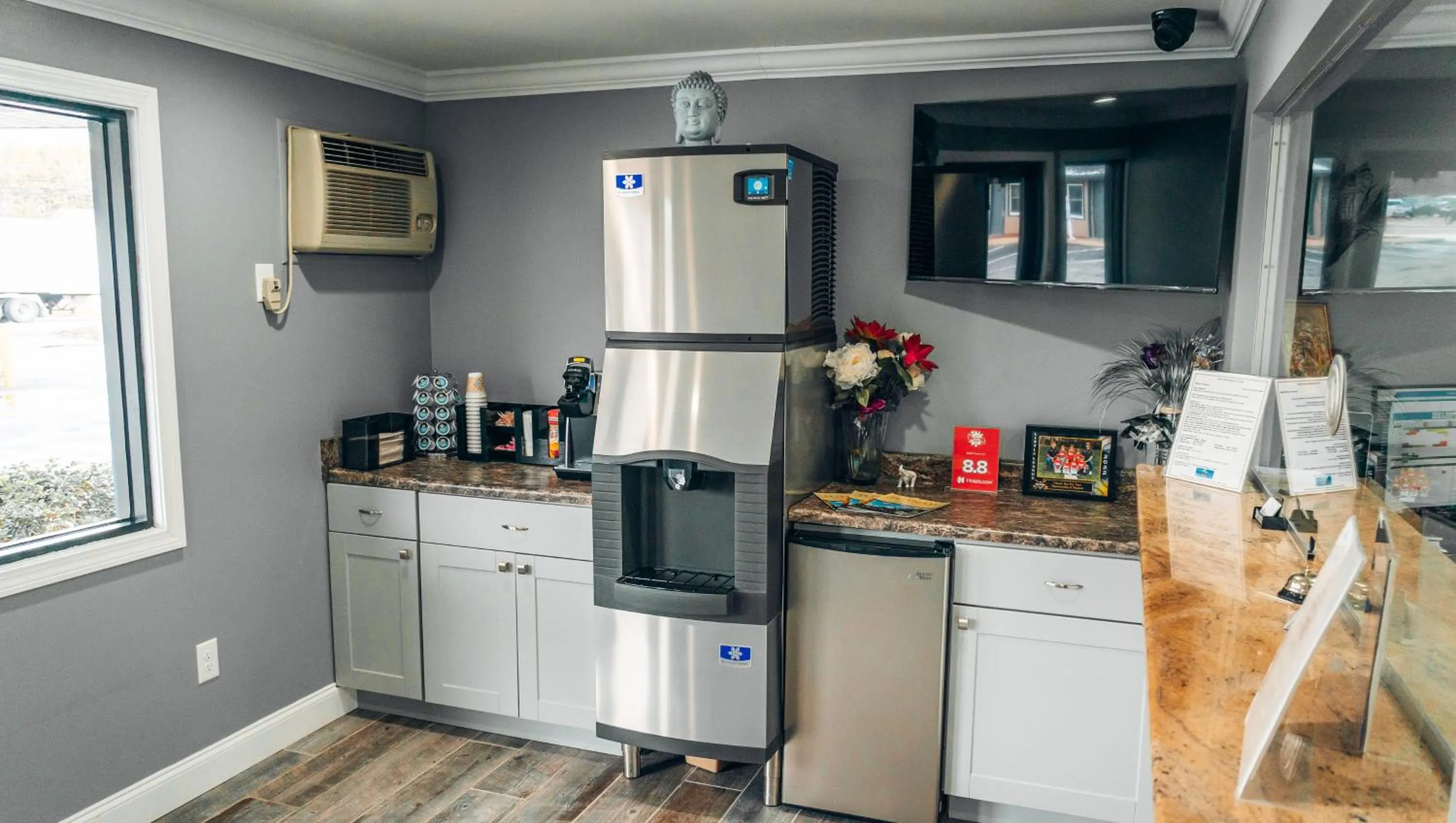 Communal lounge/ TV room in Quiet Corner Inn