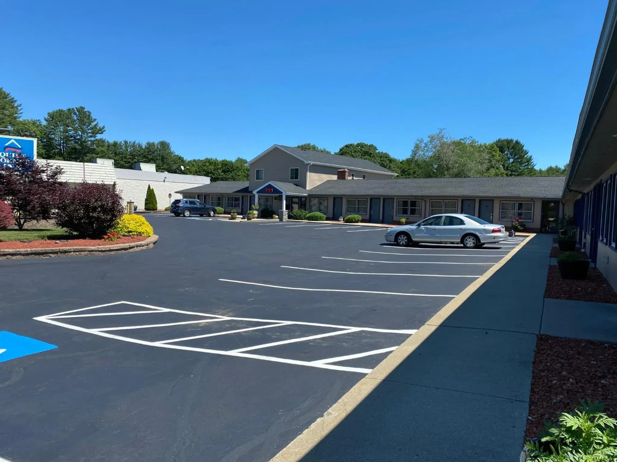 Property building in Quiet Corner Inn Property building in Quiet Corner Inn