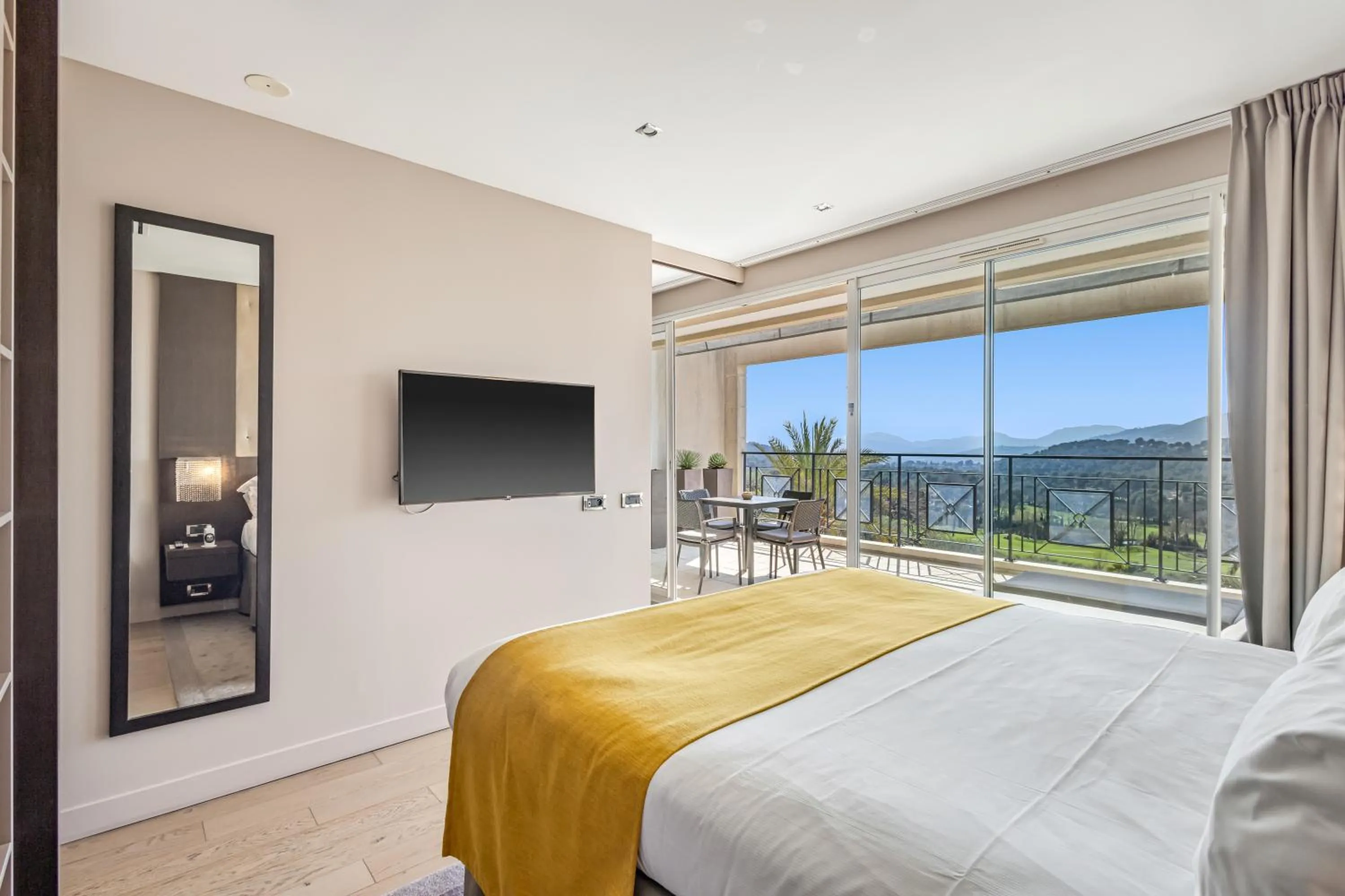 Bed in Royal Mougins Golf, Hotel & Spa de Luxe