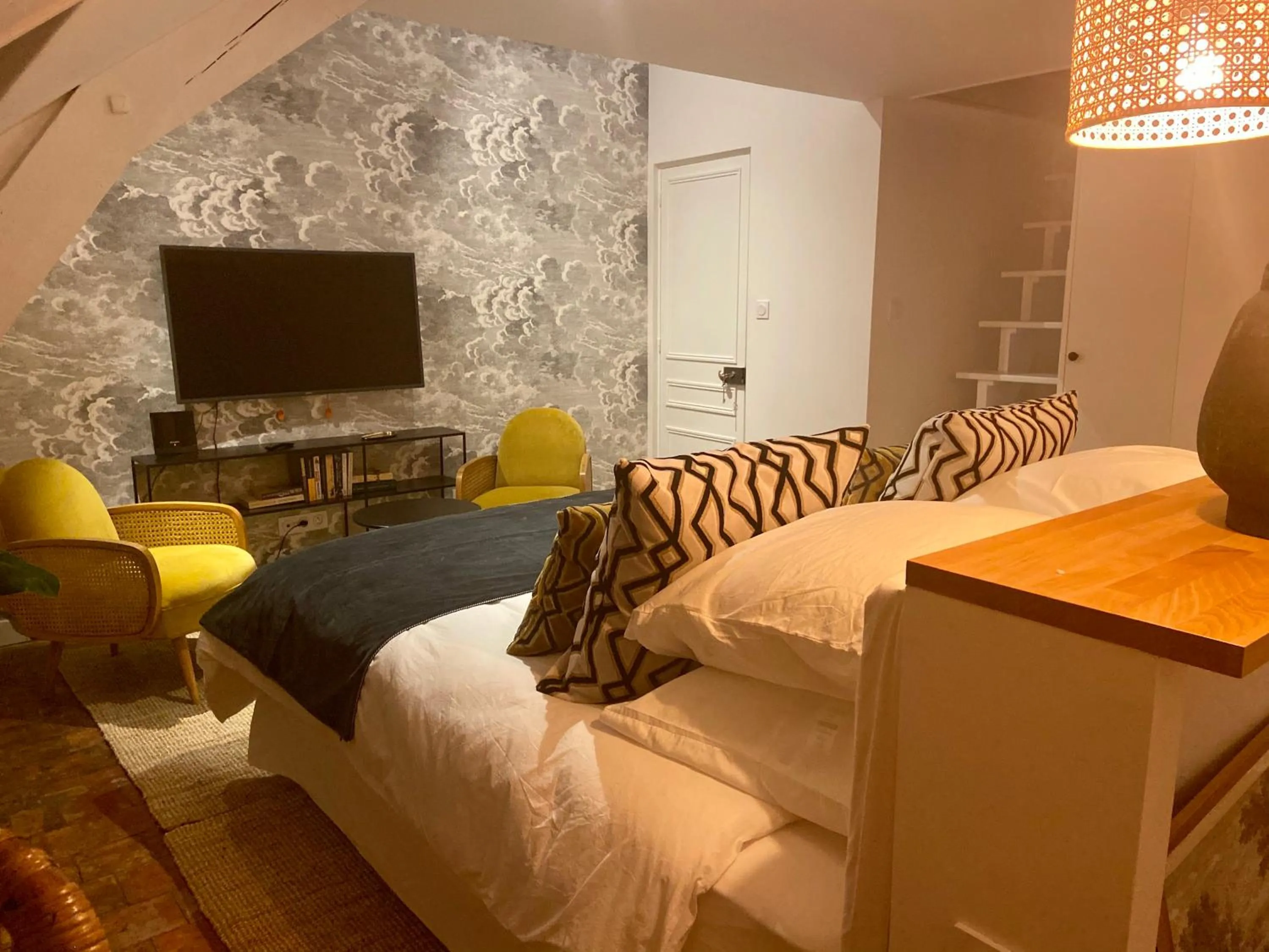 Bedroom, Bed in VILLA DU CEDRE Honfleur