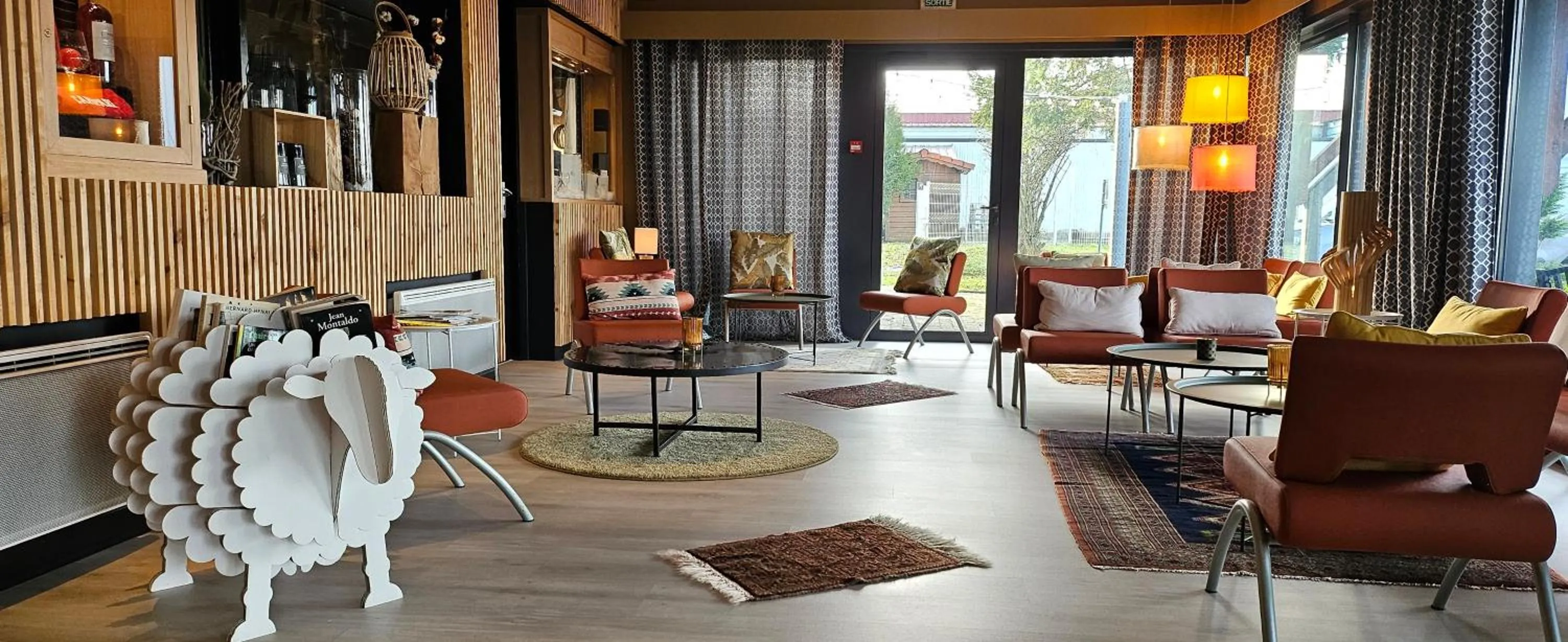 Lounge or bar in Beddy-bye Hôtel