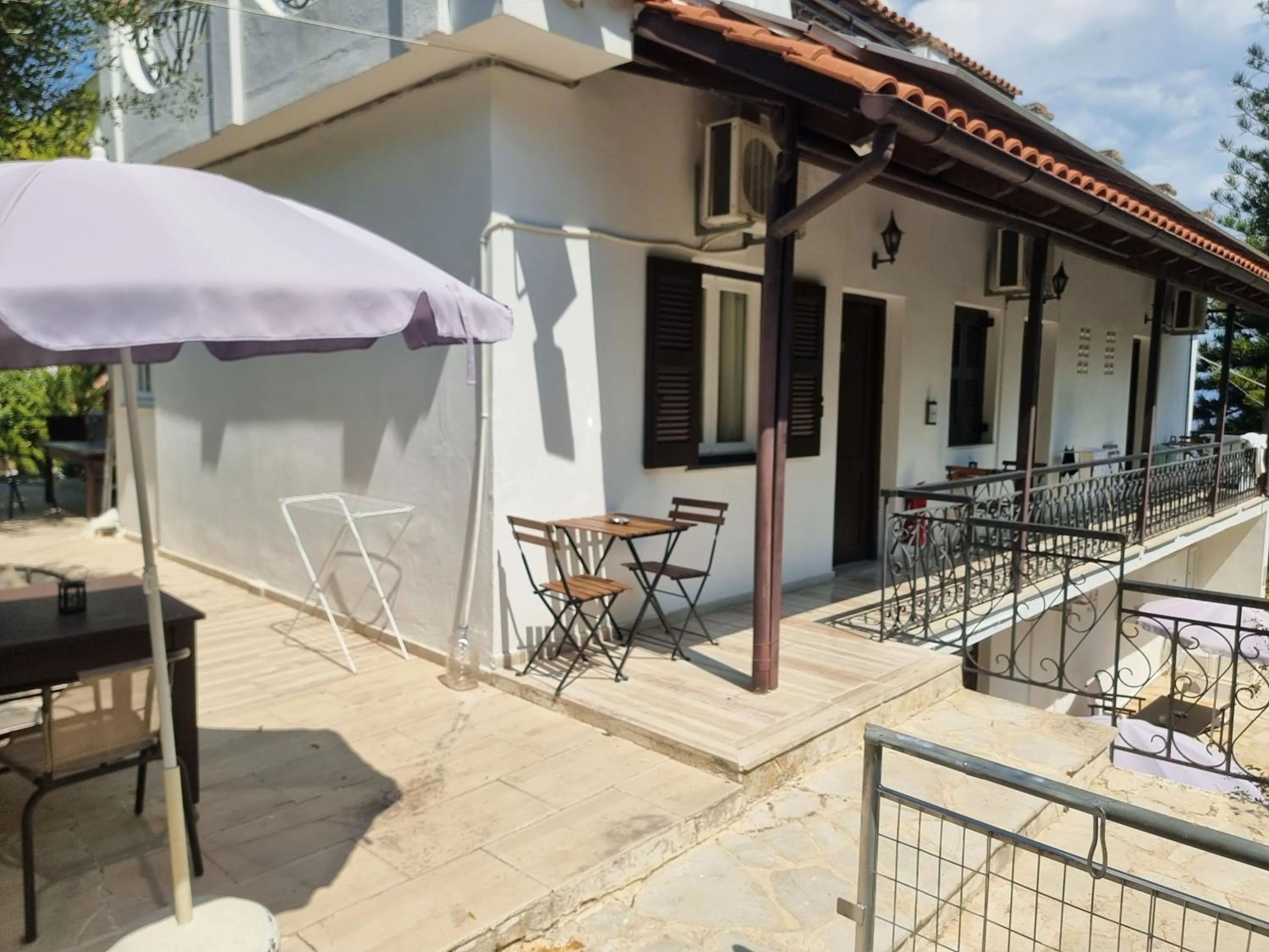 Dining area in Gina Studios