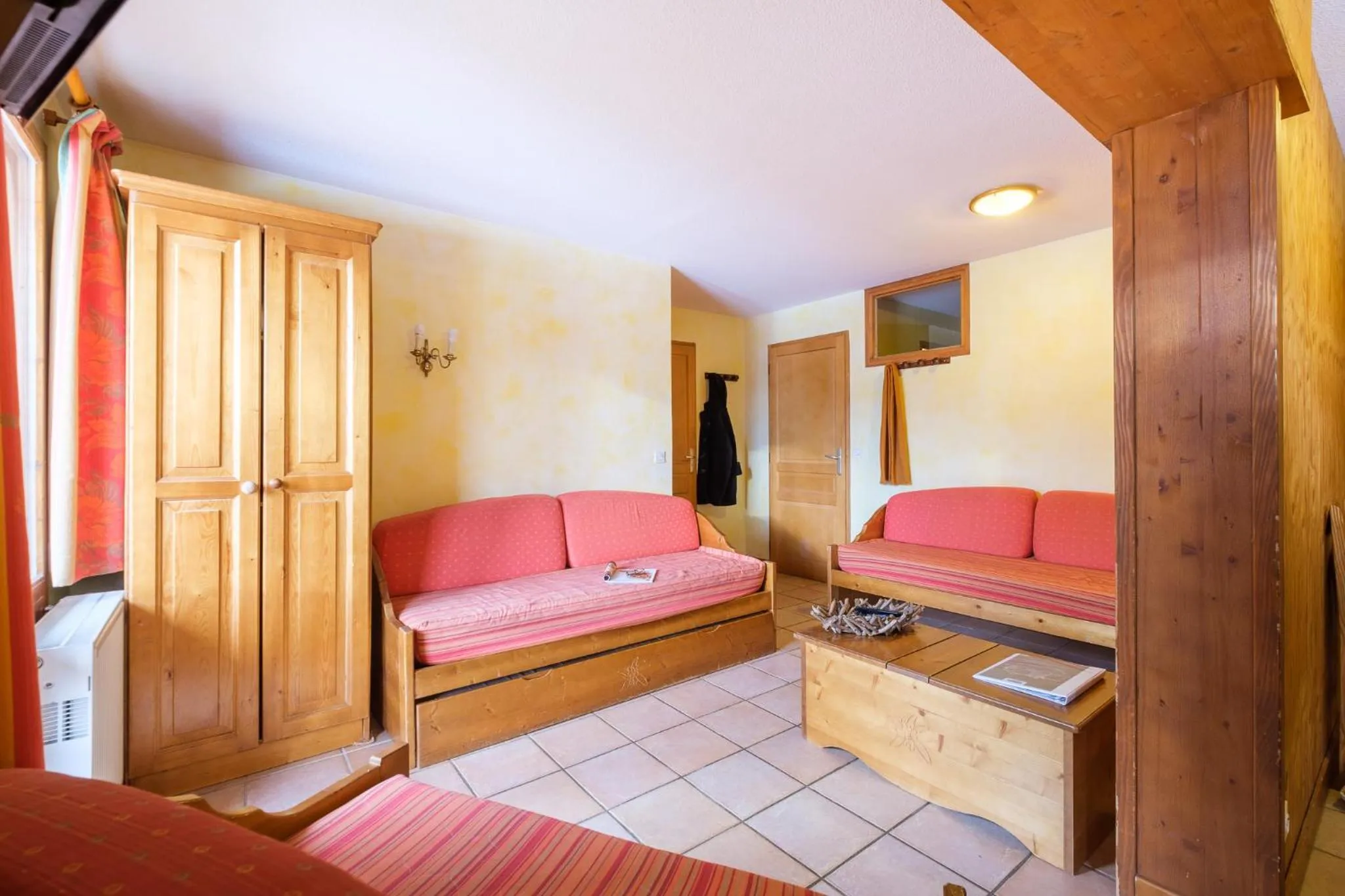 Living room, Bed in Résidence Les Balcons De Val Cenis Le Haut