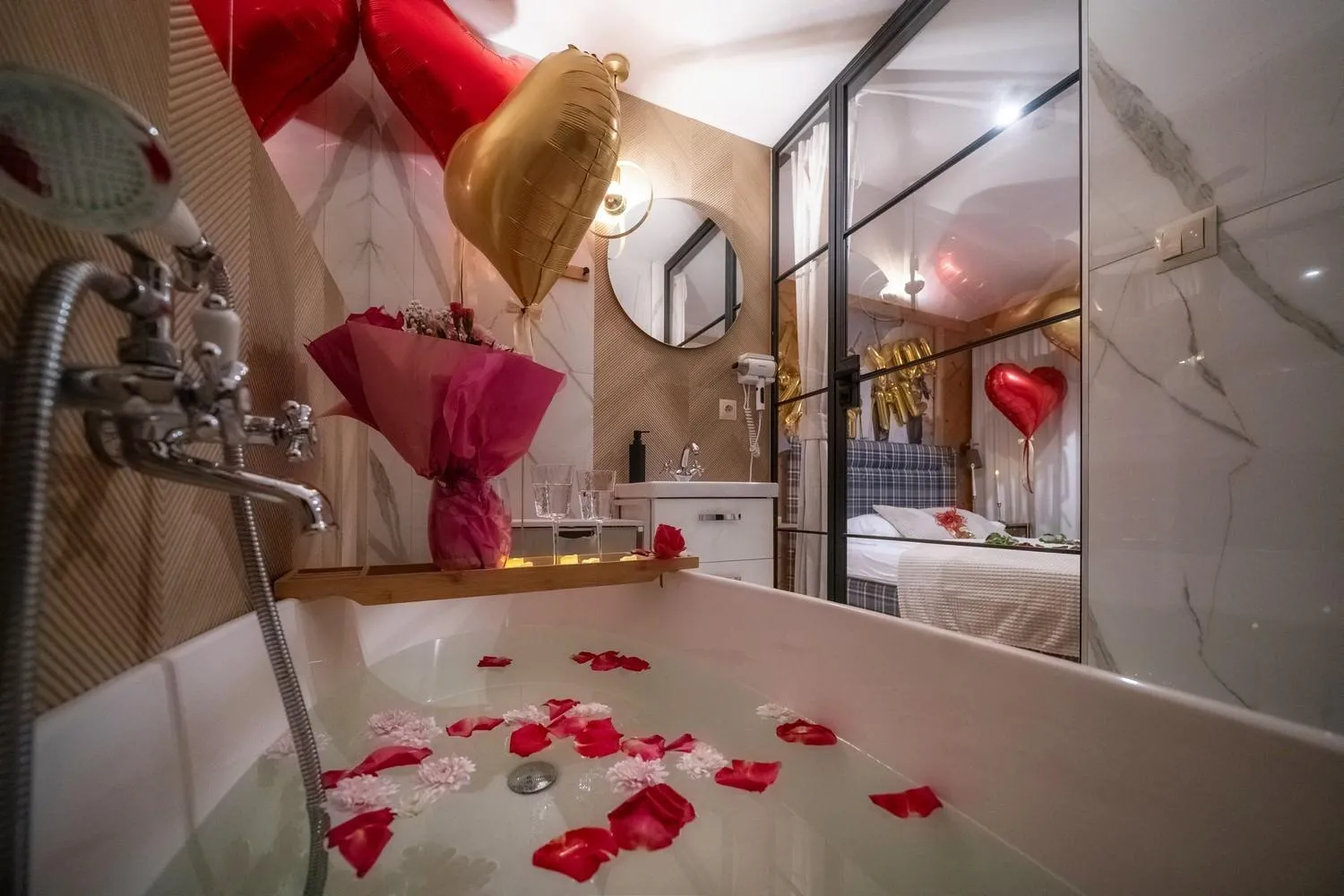 Deluxe Double Room with Bath in GORSKI RESORT Lux Apartments Jacuzzi & Sauna