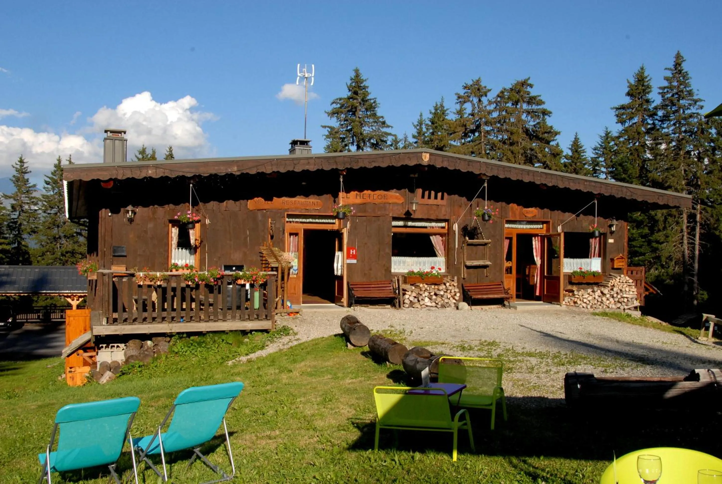 Property building in Hôtel Chalet Le Caribou