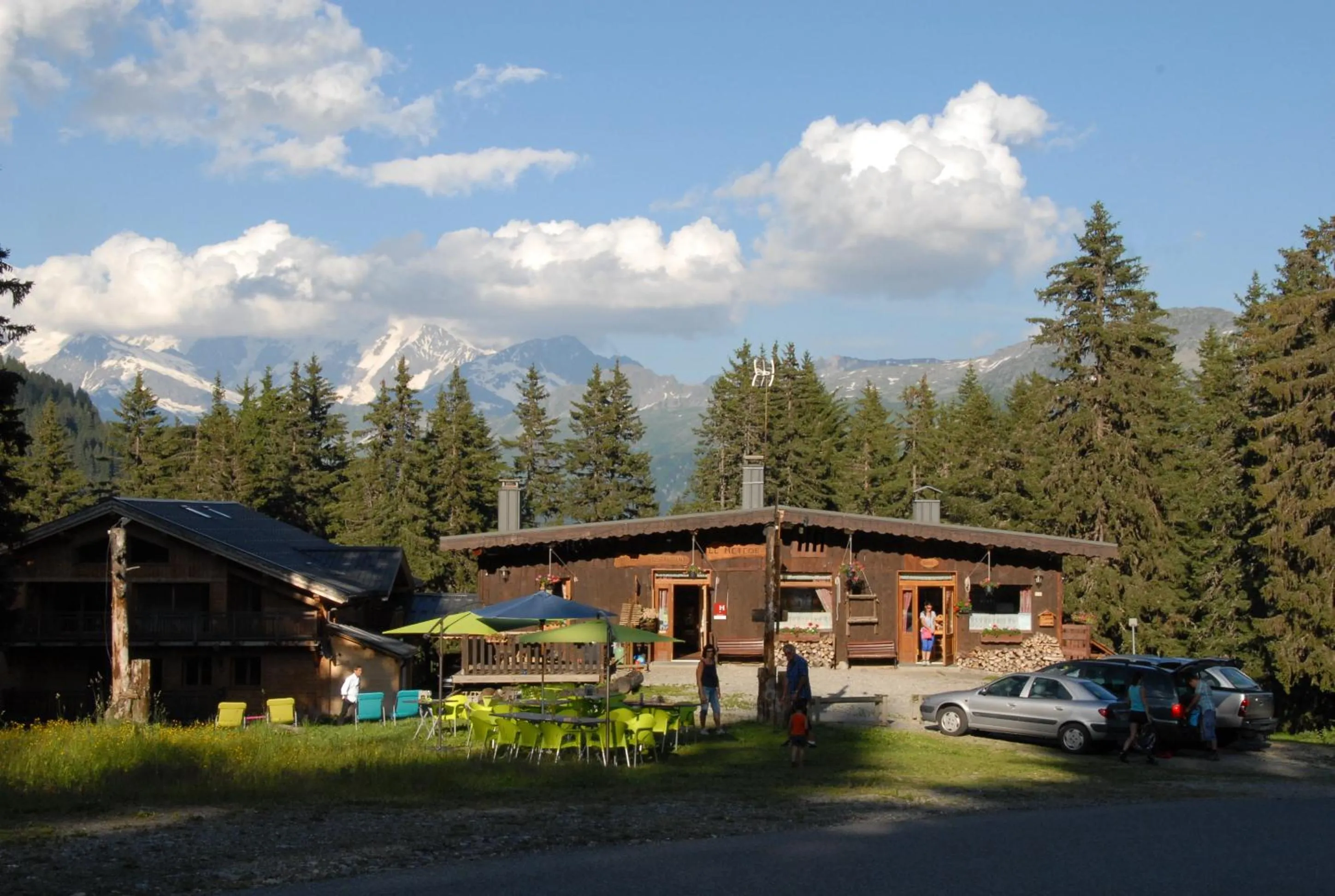 Property building in Hôtel Chalet Le Caribou