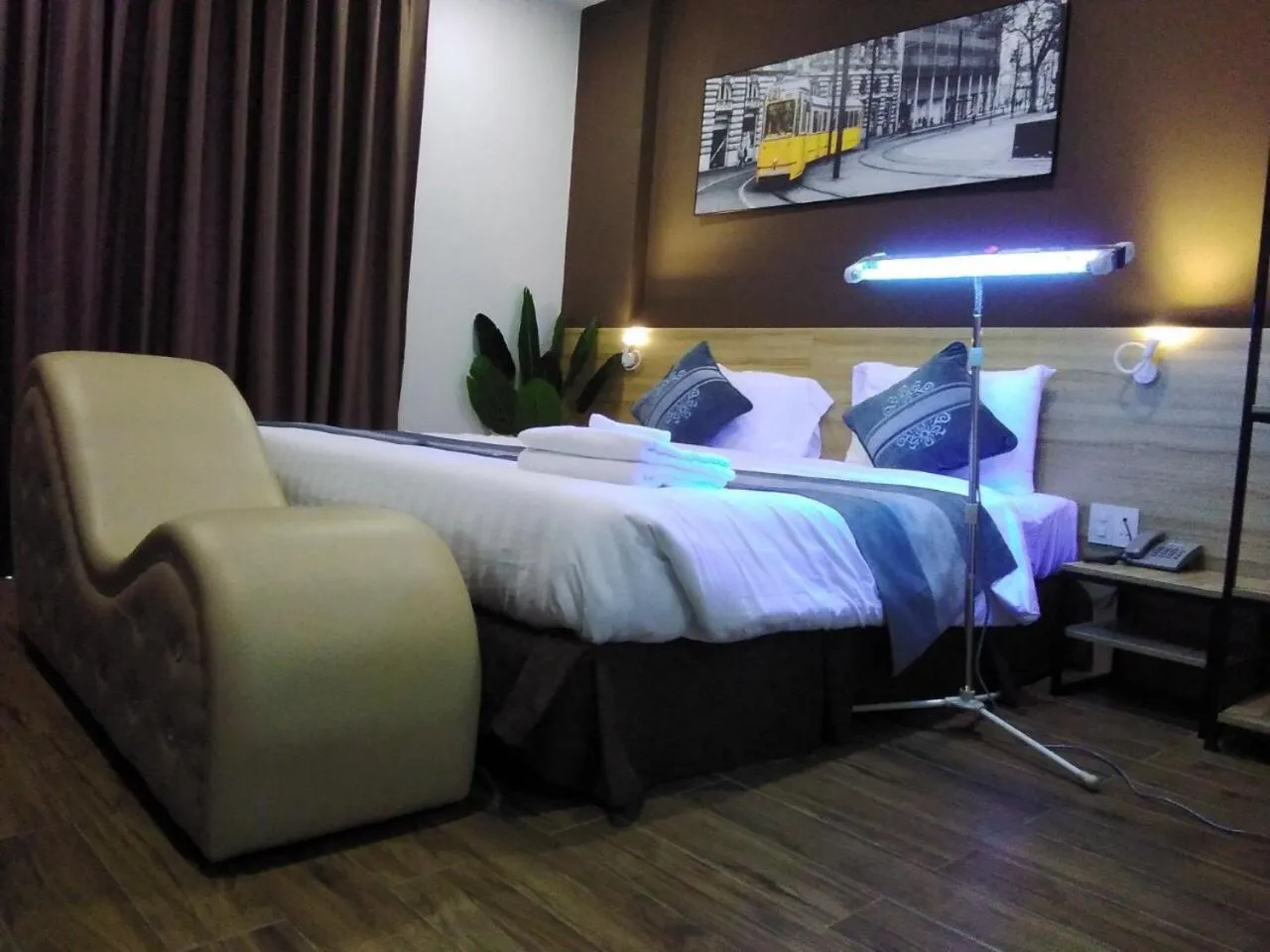 Bed in KingSales Hotel