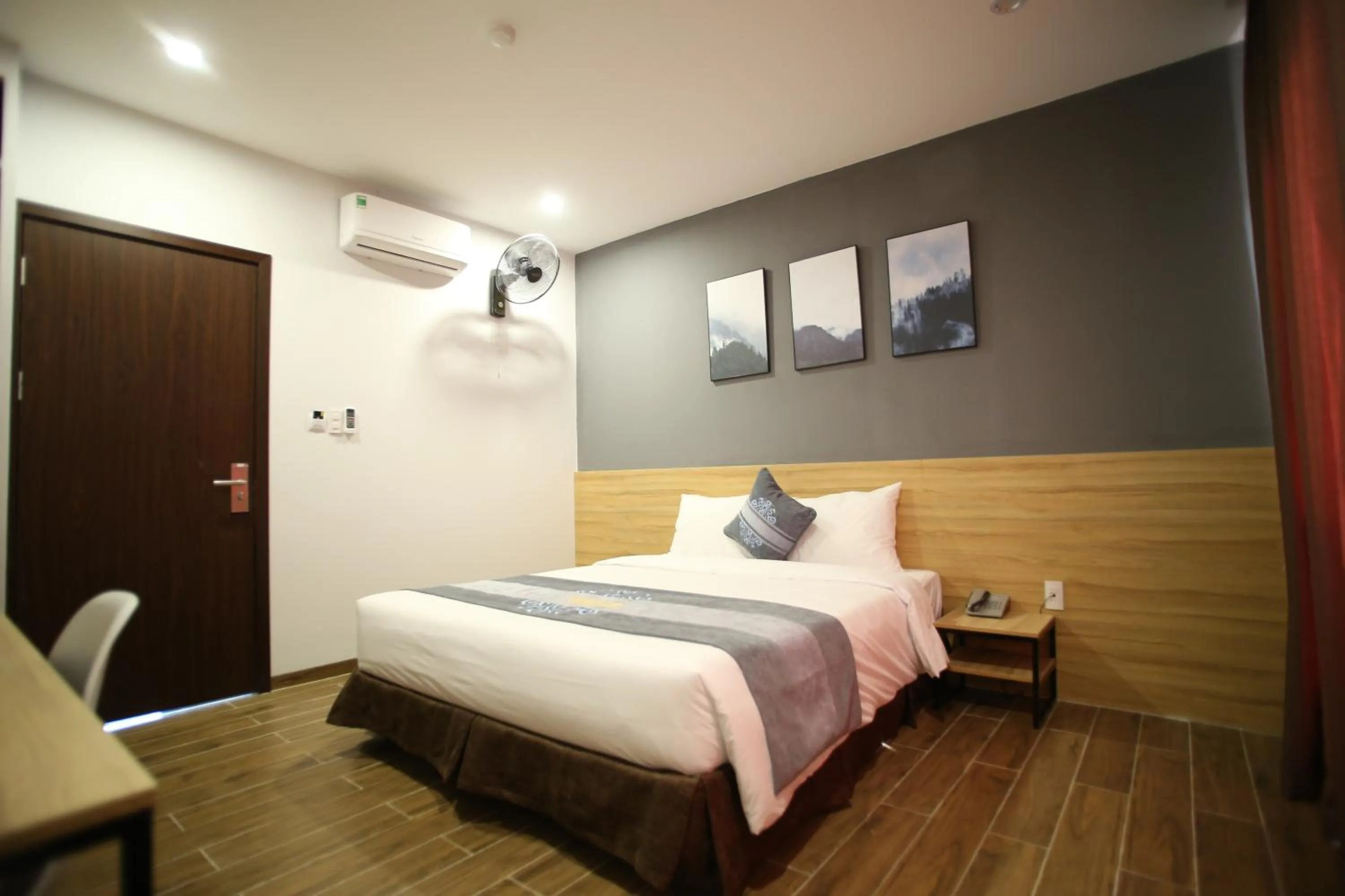 Bed in KingSales Hotel