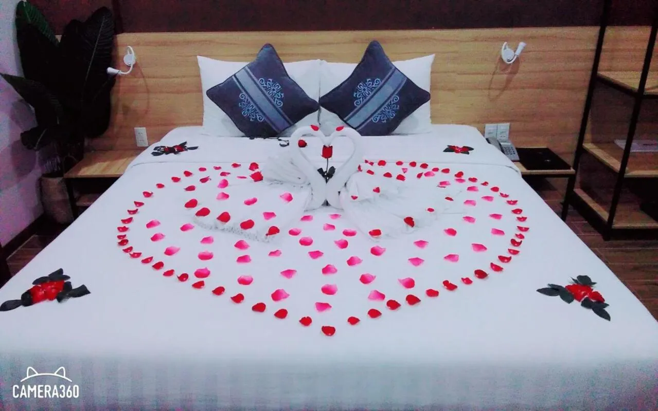 Bed in KingSales Hotel